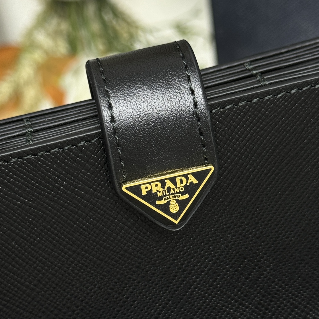 P420 حقيبة بطاقات P420 PRADA الجديدة 💼 كلاسيكية وبسيطة وأنيقة موديل تطوير أصلي 1MC211 رمز داخلي 164 رمز OEM 💋 جلد ناعم وتفاصيل جلد سافيانو يجتمعان لابتكار حافظة البطاقات الرائعة هذه حافظة البطاقات الرائعة جلد سافيانو هو نسيج متقاطع من مادة برادا المميزة زر إغلاق بأزرار كبس مع خمس طيات وتصميم فتحة أيقوني شعار مثلث الشكل مطلي بالمينا يزين الإغلاق بتصميم بسيط. 🏅️🏅️🏅️ الحجم: 10*6.5 سم