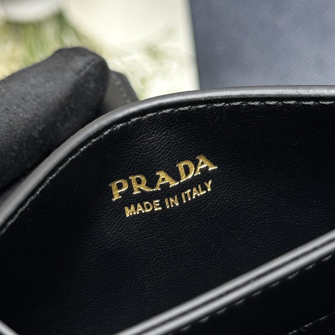 P420 PRADA 新作カードケース 🐠 クラシック、シンプル、スタイリッシュ 正規品開発モデル 1MC211 内部コード 164 OEMコード 🐠 スムースレザーとサフィアーノレザーのディテールが融合した極上のカードケース サフィアーノレザーは、プラダのシグネチャー素材であるクロスステッチのテクスチャー 5つのプリーツとスロットデザインがアイコニックなスナップボタンクロージャー。エナメル加工の三角ロゴがミニマルなデザインのクロージャーを飾る。 🏅️🏅️🏅️ サイズ: 10*6.5cm