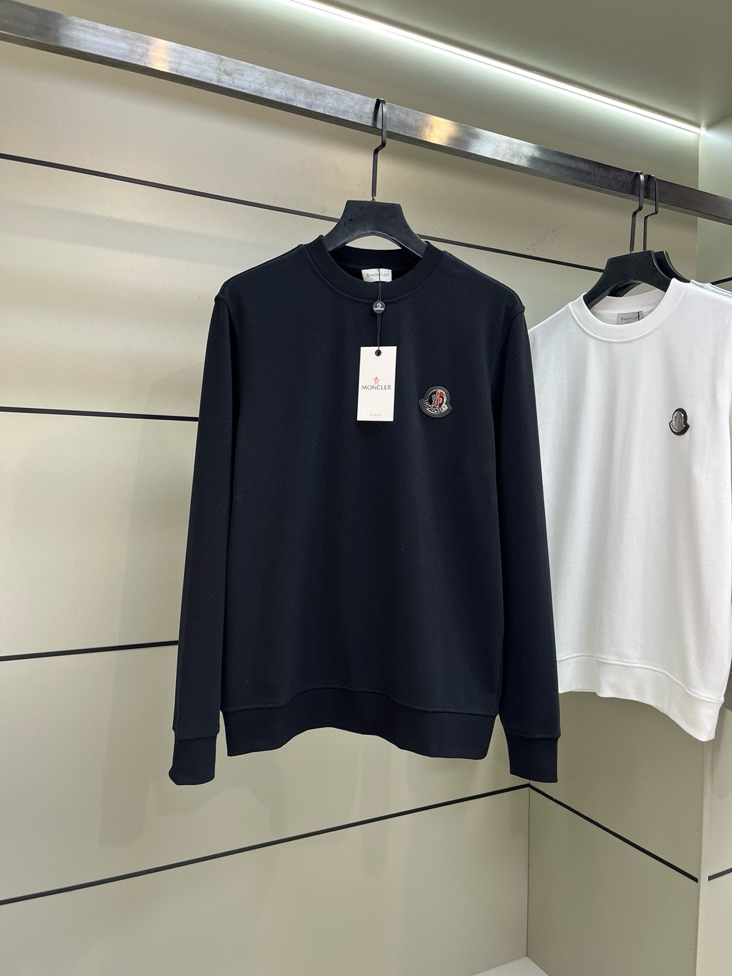 P520 Moncler Moncler إصدار مونكلر نسخة عالية المصدر مستقرة فترة بيع طويلة فترة بيع بسيطة وأنيقة أسلوب عمل بسيط وأنيق في MON سلع من القنوات التجارية القديمة، دائمًا بجودة ممتازة مستقرة للفوز، مناسبة لجميع الناس! 2024 أحدث شعار خريفي بأحرف كلاسيكية مزينة بأحرف كلاسيكية للرجال قميص رياضي بأكمام طويلة للرجال 100% خامة القطن ليست بسيطة أبدًا. استخدام الأقمشة القطنية الإيطالية المستوردة، المظهر عادي ولكن هناك الكثير لتتعلمه. الملمس رقيق وناعم للغاية، والعمل صارم ودقيق. يمكن فهم الفرق الحقيقي بين القطن العام واليدين... الملامح البارزة ليست مثل العديد من العلامات التجارية، فقط بسيطة وسخية دون أن تفقد موضة حروف الشعار الصغير المتناسق الأنيق والممتع جدًا من الناحية الجمالية درجة التعرف عالية جدًا مثل الحديد القديم يمكن أن يكون ضروريًا للبدء المقاس: S-XL مرجع البيانات: S الرمز: الصدر 106 سم - عرض الكتف 45 سم - طول الملابس 68 سم - طول الكم 66 سم - رمز S: الصدر 110 سم - عرض الكتف 46 سم - طول الملابس 69 سم - طول الكم 67 سم - رمز S: الصدر 106 سم - عرض الكتف 46 سم - طول الملابس 69 سم - طول الكم 66 سم - رمز S: الصدر 110 سم - عرض الكتف 46 سم - طول الملابس 69 سم - طول الكم 67 سم 67cmmL الرمز: الصدر 114 سم - عرض الكتف 114 سم - عرض الكتف 47 سم - طول الملابس 70 سم - طول الكم 68 سم - طول الكم 68 سم - رمز 67cmmL: الصدر 118 سم - عرض الكتف 48 سم - طول الملابس 71 سم - طول الكم 69 سم - طول الكم 69 سم