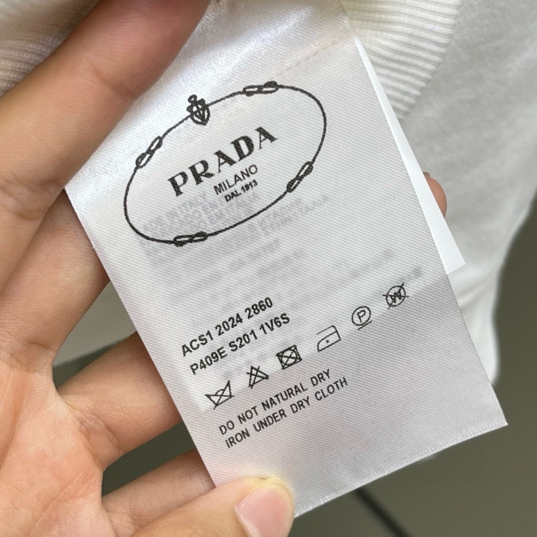 Foto [1]-P520 Prada Prada alta versión de fuentes estables de largo período de ventas de estilo de negocio simple y con estilo de los antiguos canales de comercio de bienes, siempre ha sido a la estabilidad de la excelente calidad para ganar, apto para todas las personas! 2024 Otoño e Invierno Prada Classic Letter Logo Decorado Hombres Deportes Sudadera de manga larga 100% El material de algodón nunca es simple. El uso de tejidos de algodón italiano importado, la apariencia es ordinaria, pero hay mucho que aprender. La sensación de la mano es muy delicada y suave, y el trabajo es riguroso y meticuloso. La verdadera diferencia entre el algodón en general, a la mano para entender ... ... destaca a diferencia de muchas marcas, sólo simple y generoso sin perder la moda letras logotipo de impresión ordenada simétrica y muy estéticamente agradable grado de reconocimiento es extremadamente alta como la plancha de edad puede ser necesario para empezar Tamaño: S-XL referencia de datos: código S: pecho 106cm-anchura del hombro de 45cm-longitud de la ropa 68cm-longitud de la manga 66cmM código: busto 110cm-anchura del hombro 46cm-longitud de la ropa 69cm-longitud de la manga 67cmmL código: busto 114cm-anchura del hombro 47cm-longitud de la ropa 70cm-longitud de la manga 68cmXL código: busto 118cm-anchura del hombro 48cm-longitud de la ropa 71cm-longitud de la manga 69cm-Fábrica de alta costura