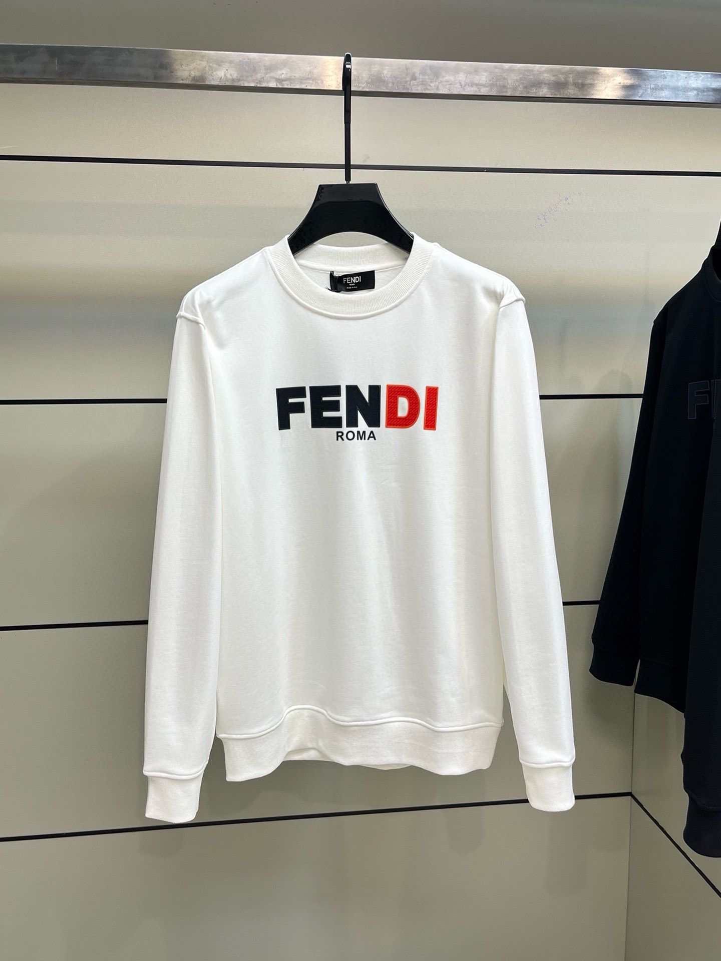 Imagem [2]-P520 FENDI Fendi Versão alta Fonte estável longo período de venda Estilo comercial simples e elegante Mercadorias dos antigos canais de comércio, sempre ganhando com excelente qualidade estável, adequado para todas as pessoas 2024 outono e inverno letras clássicas da marca logotipo letras bordadas letras decoradas camisola de manga comprida desportiva masculina! 100% O material de algodão nunca é simples. O uso de tecidos de algodão italiano importados, a aparência é comum, mas há muito o que aprender. É muito delicado e macio, limpo, rigoroso e meticuloso. A verdadeira diferença entre o algodão geral, para a mão pode ser entendida ... destaca ao contrário de muitas marcas, apenas simples e generoso, sem perder as letras da moda logotipo ordenadamente simétrico e muito esteticamente agradável reconhecimento é extremamente elevado como o ferro velho pode ser necessário para começar! Tamanho: S-XL referência de dados: Código S: busto 106cm-largura dos ombros 45cm-comprimento da roupa 68cm-comprimento da manga 66cm Código M: busto 110cm-largura dos ombros 46cm-comprimento da roupa 69cm-comprimento da manga 67cm Código LL: busto 114cm-largura dos ombros 47cm-comprimento da roupa 70cm-comprimento da manga 68cm Código XL: busto 118cm-largura dos ombros 48cm-comprimento da roupa 71cm -Comprimento da manga 69cm-alto replica bags