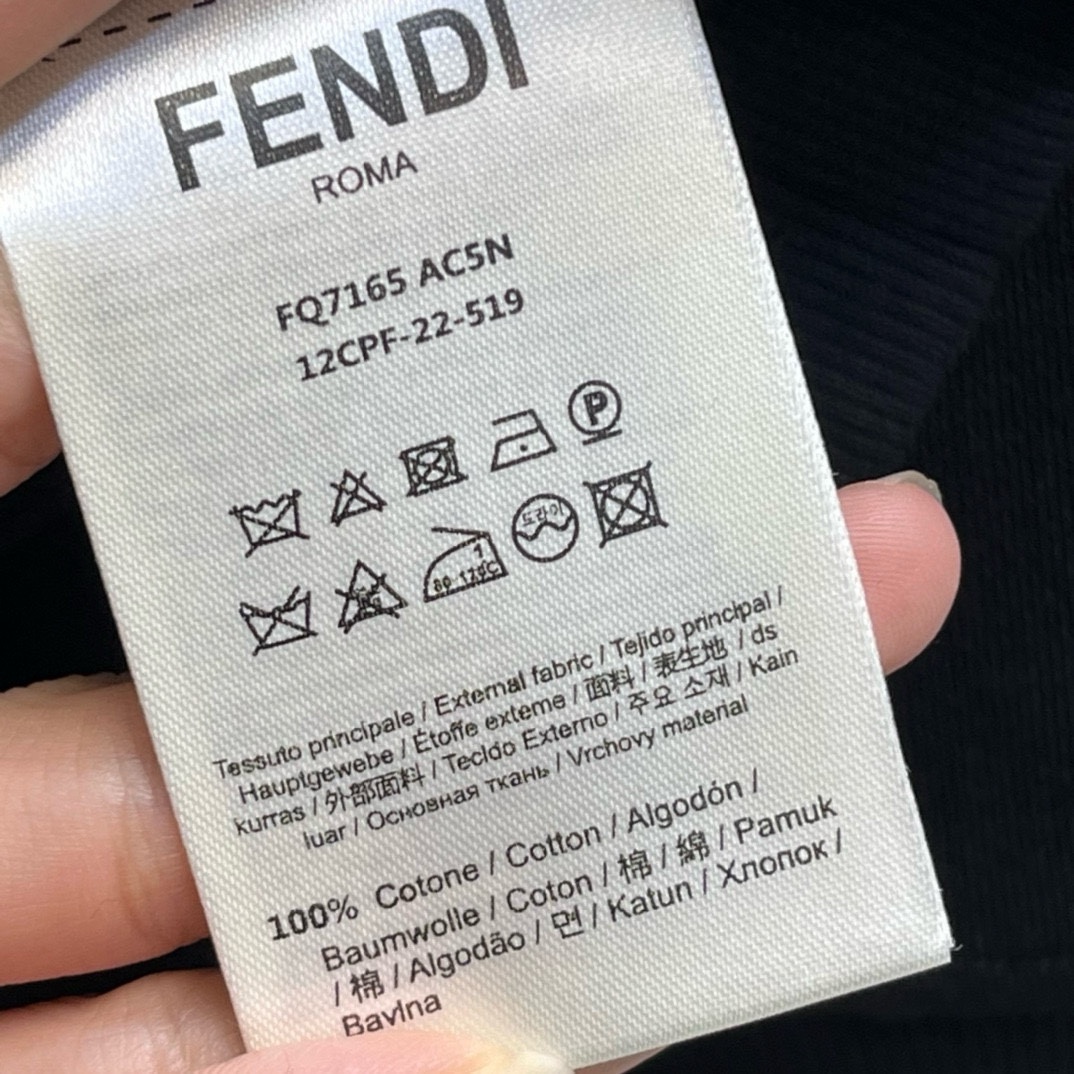 Imagem [9]-P520 FENDI Fendi Versão alta Fonte estável longo período de venda Estilo de negócio simples e elegante Mercadorias dos antigos canais de comércio, sempre ganhando com excelente qualidade estável, adequado para todas as pessoas 2024 outono e inverno letras clássicas da marca letras bordadas letras decoradas camisola de manga comprida desportiva masculina! 100% O material de algodão nunca é simples. O uso de tecidos de algodão italiano importados, a aparência é comum, mas há muito o que aprender. É muito delicado e macio, limpo, rigoroso e meticuloso. A verdadeira diferença entre o algodão geral, para a mão pode ser entendida ... destaca ao contrário de muitas marcas, apenas simples e generoso, sem perder as letras da moda logotipo ordenadamente simétrico e muito esteticamente agradável reconhecimento é extremamente elevado como o ferro velho pode ser necessário para começar! Tamanho: S-XL referência de dados: Código S: busto 106cm-largura dos ombros 45cm-comprimento da roupa 68cm-comprimento da manga 66cm Código M: busto 110cm-largura dos ombros 46cm-comprimento da roupa 69cm-comprimento da manga 67cm Código LL: busto 114cm-largura dos ombros 47cm-comprimento da roupa 70cm-comprimento da manga 68cm Código XL: busto 118cm-largura dos ombros 48cm-comprimento da roupa 71cm -Comprimento da manga 69cm- réplica alta de bolsas