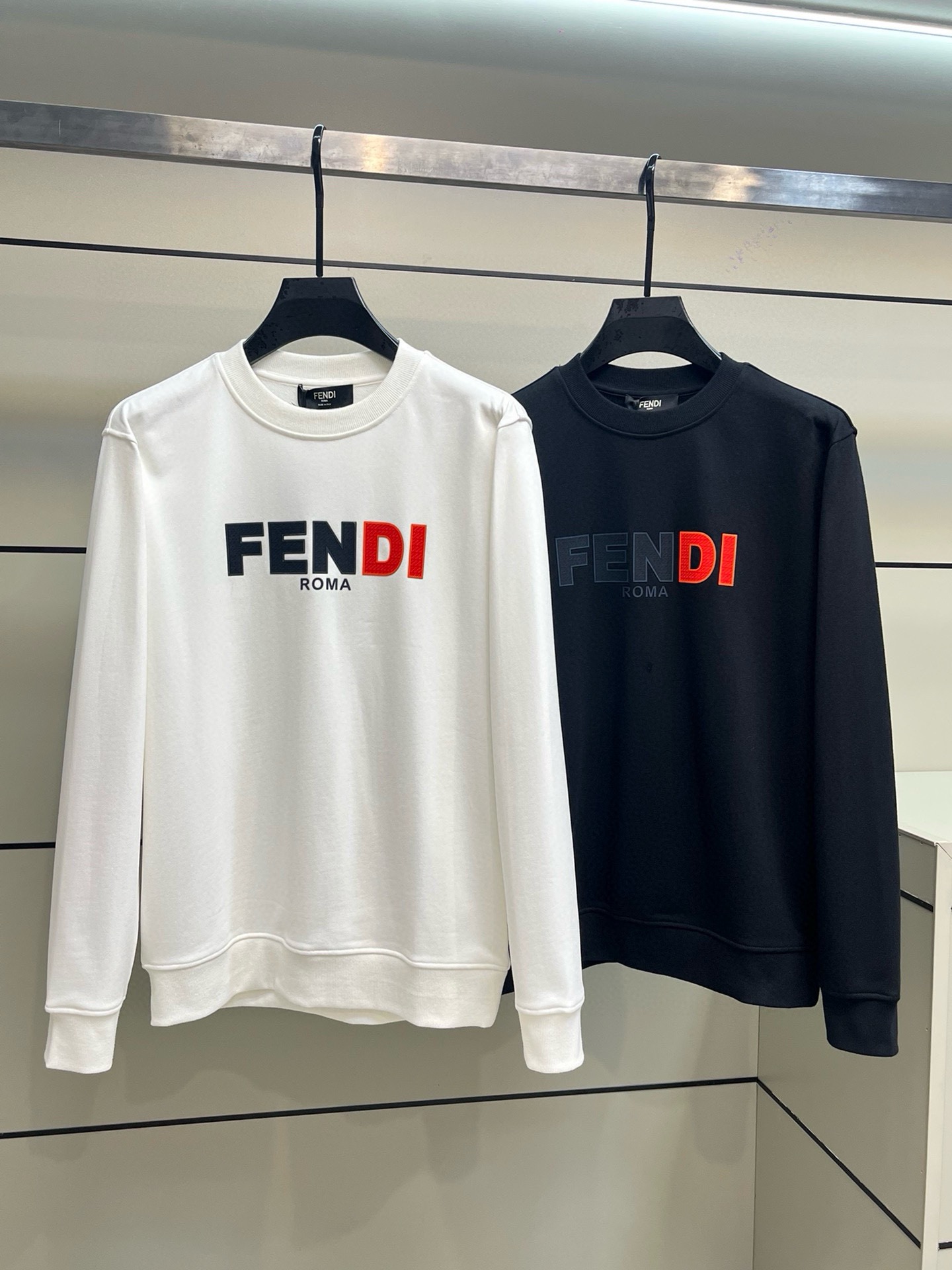 P520 FENDI Fendi versão alta Fonte estável longo período de venda Estilo de negócios simples e elegante Mercadorias dos antigos canais de comércio, ganhando consistentemente com excelente qualidade estável, adequado para todas as multidões 2024 outono e inverno letras clássicas da marca logotipo bordado letras decoradas camisola de manga comprida desportiva masculina! O material de algodão 100% nunca é simples. O uso de tecidos de algodão italiano importados, a aparência é comum, mas há muito o que aprender. É muito delicado e macio, limpo, rigoroso e meticuloso. A verdadeira diferença entre o algodão geral, para a mão pode ser entendida ... destaca ao contrário de muitas marcas, apenas simples e generoso, sem perder as letras da moda logotipo ordenadamente simétrico e muito esteticamente agradável reconhecimento é extremamente elevado como o ferro velho pode ser necessário para começar! Tamanho: S-XL referência de dados: Código S: busto 106cm-largura dos ombros 45cm-comprimento da roupa 68cm-comprimento da manga 66cm Código M: busto 110cm-largura dos ombros 46cm-comprimento da roupa 69cm-comprimento da manga 67cm Código LL: busto 114cm-largura dos ombros 47cm-comprimento da roupa 70cm-comprimento da manga 68cm Código XL: busto 118cm-largura dos ombros 48cm-comprimento da roupa 71cm -Comprimento da manga 69cm-alto replica bags