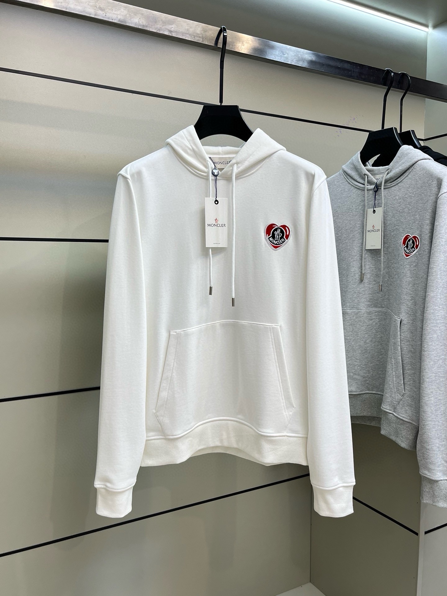 P540 Moncler Moncler alta versión de la fuente estable de bienes largo período de ventas Estilo de negocio simple y elegante de los antiguos canales de comercio de bienes, siempre ha sido estable y de excelente calidad para ganar, apto para todas las multitudes! 2024 Otoño e Invierno pecho el último amor logotipo letras clásicas decoradas con los deportes de los hombres de manga larga Sudadera Pullover 100% material de algodón nunca es simple. El uso de tejidos de algodón italiano importado, la apariencia es ordinaria, pero hay mucho que aprender. El tacto es muy delicado y suave, y el trabajo es riguroso y meticuloso. La verdadera diferencia entre el algodón en general, las manos se puede entender ... ¡Destacados no son como muchas marcas, sólo simple y generoso sin perder la moda de las letras del logotipo pequeño prolijamente simétrica y muy estéticamente agradable reconocimiento es muy alto como el hierro viejo puede ser necesario para empezar!Tamaño: S-XLDatos de referencia:S código: busto 106cm - anchura del hombro 45cm - longitud 68cm - longitud de la manga 70cmM código: busto 110cm - anchura del hombro 46cm - longitud 69cm - longitud de la manga 71cmCódigo L:Busto 114cm-Ancho de los hombros 47cm-Longitud de la camisa 70cm-Longitud de la manga 72cmTalla XL: busto 118 cm, anchura de los hombros 48 cm, longitud de la camisa 71 cm y longitud de las mangas 73 cm.