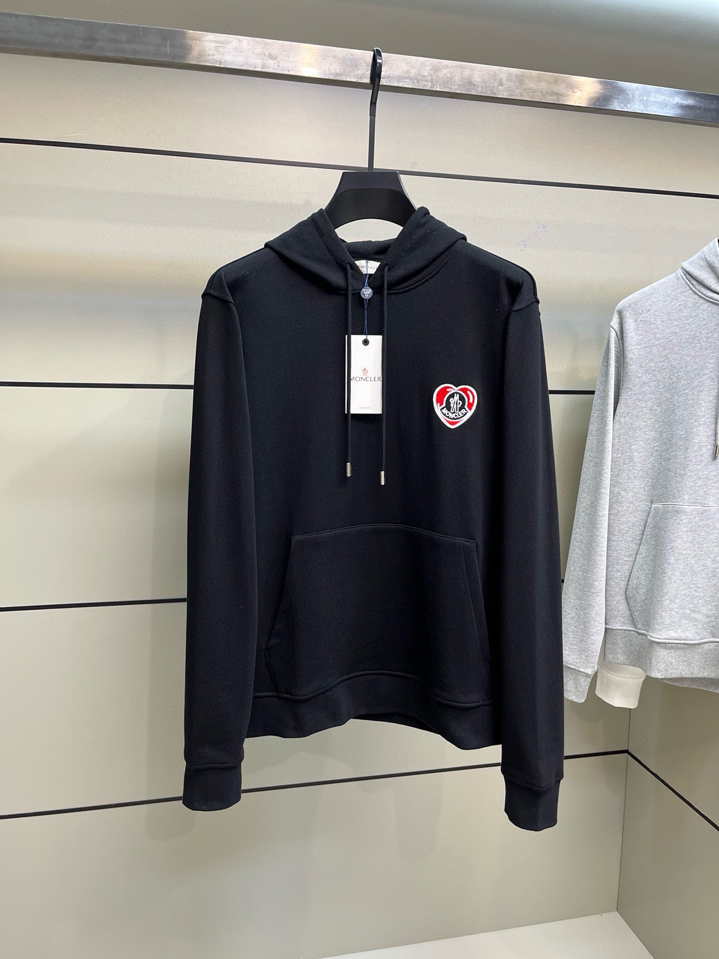 P540 Moncler Moncler versão alta da fonte estável de mercadorias longo período de vendas Estilo de negócios simples e elegante dos antigos canais de comércio de mercadorias, sempre foi estável e de excelente qualidade para ganhar, adequado para todas as multidões! 2024 outono e inverno peito o mais recente logotipo do amor letras clássicas decoradas com esportes masculinos de manga comprida Pullover Sweatshirt 100% O material de algodão nunca é simples. O uso de tecidos de algodão italiano importados, a aparência é comum, mas há muito o que aprender. O toque é muito delicado e macio, e o trabalho é rigoroso e meticuloso. A verdadeira diferença entre o algodão geral, as mãos podem ser compreendidas... Os destaques não são como muitas marcas, apenas simples e generosos sem perder a moda das letras do pequeno logótipo ordenadamente simétrico e muito esteticamente agradável o reconhecimento é muito elevado como o ferro velho pode ser necessário para começar!Tamanho: S-XLDados de referência:Código S: peito 106cm - largura dos ombros 45cm - comprimento 68cm - comprimento das mangas 70cmCódigo M: busto 110cm - largura dos ombros 46cm - comprimento 69cm - comprimento da manga 71cmCódigo L:Busto 114cm-Largura dos ombros 47cm-Comprimento da camisola 70cm-Comprimento da manga 72cmTamanho XL:Busto 118cm-Largura dos ombros 48cm-Comprimento da camisola 71cm-Comprimento da manga 73cm