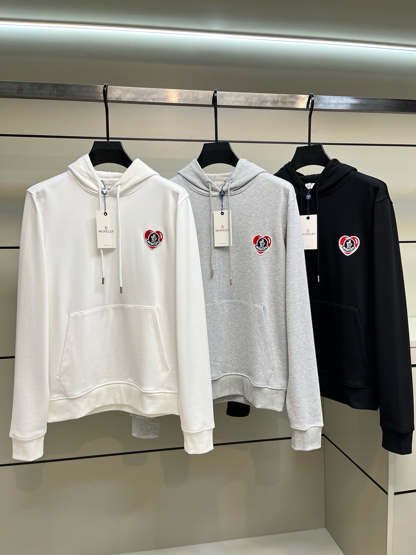 P540 Moncler Moncler alta versión de la fuente estable de bienes largo período de ventas Estilo de negocio simple y elegante de los antiguos canales de comercio de bienes, siempre ha sido estable y de excelente calidad para ganar, apto para todas las multitudes! 2024 Otoño e Invierno pecho el último amor logotipo letras clásicas decoradas con los deportes de los hombres de manga larga Sudadera Pullover 100% material de algodón nunca es simple. El uso de tejidos de algodón italiano importado, la apariencia es ordinaria, pero hay mucho que aprender. El tacto es muy delicado y suave, y el trabajo es riguroso y meticuloso. La verdadera diferencia entre el algodón en general, las manos se puede entender ... ¡Destacados no son como muchas marcas, sólo simple y generoso sin perder la moda de las letras del logotipo pequeño prolijamente simétrica y muy estéticamente agradable reconocimiento es muy alto como el hierro viejo puede ser necesario para empezar!Tamaño: S-XLDatos de referencia:S código: busto 106cm - anchura del hombro 45cm - longitud 68cm - longitud de la manga 70cmM código: busto 110cm - anchura del hombro 46cm - longitud 69cm - longitud de la manga 71cmCódigo L:Busto 114cm-Ancho de los hombros 47cm-Longitud de la camisa 70cm-Longitud de la manga 72cmTalla XL: busto 118 cm, anchura de los hombros 48 cm, longitud de la camisa 71 cm y longitud de las mangas 73 cm.