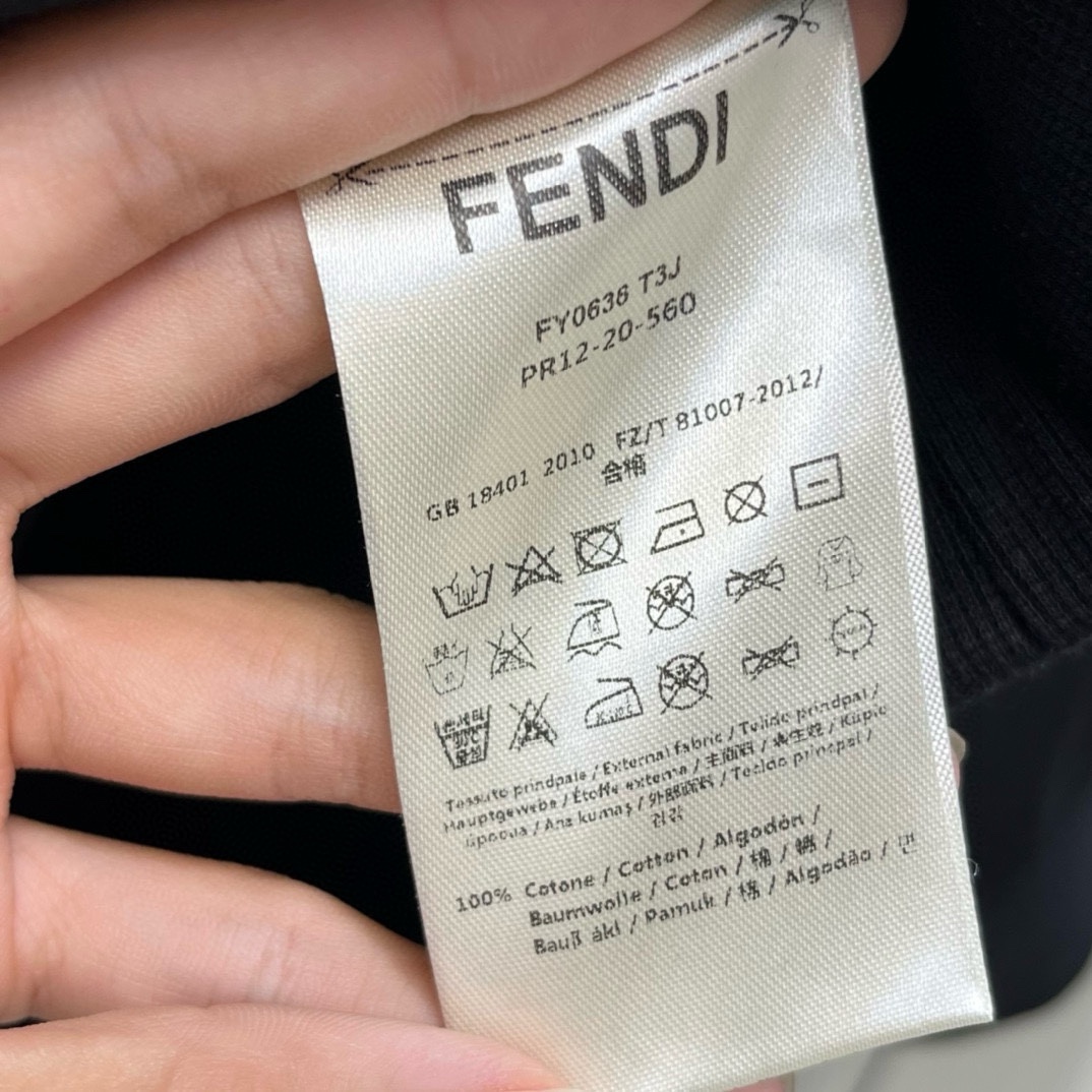 Image [8]-P540 FENDI Fendi haute version source stable période de vente long 2024 automne et hiver lettres FD impression offset série pull pull pull pull Société de négoce canaux rare out leader site officiel sur la vente ! Hong Kong canal étranger marchandises pure pedigree qualité originale usine OEM production hommes et femmes avec gradient FF badge patch loose casual pullover sweatshirt ! La société de trading channels rare synchronisé avec le site officiel en vente 14700RMB ! sens de la mode rationalisé, sentir le tempérament unique du style britannique. Admirez l'avenir de la personnalité, de la jeunesse, de la créativité... Guest 100% espace tissu de coton, la texture de la doublure super texture, soigné et méticuleux. Texture lisse et délicate, confortable et respirante. Le processus de confection en place sur le corps est absolument parfait. L'utilisation d'un certain nombre de techniques de broderie pour créer un arrondi tridimensionnel exceptionnellement beau, reflétant le sens délicat de l'artisanat, la couleur et l'éclat lumineux. L'encolure en tricot côtelé est soignée et méticuleuse, le savoir-faire exquis est impeccable. Taille : S-XL Code S : buste 106cm-largeur épaule 45cm-longueur vêtement 68cm-longueur manche 66cm Code M : buste 110cm-largeur épaule 46cm-longueur vêtement 69cm-longueur manche 67cm Code LL : buste 114cm-largeur épaule 47cm-longueur vêtement 70cm-longueur manche 68cm Code XL : buste 118cm-largeur épaule 48cm-longueur vêtement 71cm-longueur manche 69cm-Haute réplique des sacs