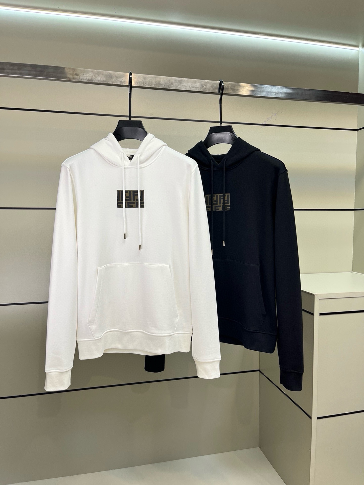 Hong Kong canal étranger marchandises pure pedigree qualité originale usine OEM production de hommes et femmes avec gradient FF badge patch ample décontracté pull-over ! La société de trading channels rare synchronisé avec le site officiel en vente 14700RMB ! sens de la mode rationalisé, sentir le tempérament unique du style britannique. Admirez l'avenir de la personnalité, de la jeunesse, de la créativité... Guest 100% espace tissu de coton, la texture de la doublure super texture, soigné et méticuleux. Texture lisse et délicate, confortable et respirante. Le processus de confection en place sur le corps est absolument parfait. L'utilisation d'un certain nombre de techniques de broderie pour créer un arrondi tridimensionnel exceptionnellement beau, reflétant le sens délicat de l'artisanat, la couleur et l'éclat lumineux. L'encolure en tricot côtelé est soignée et méticuleuse, le savoir-faire exquis est impeccable. Taille : S-XL Code S : buste 106cm-largeur épaule 45cm-longueur vêtement 68cm-longueur manche 66cm Code M : buste 110cm-largeur épaule 46cm-longueur vêtement 69cm-longueur manche 67cm Code LL : buste 114cm-largeur épaule 47cm-longueur vêtement 70cm-longueur manche 68cm Code XL : buste 118cm-largeur épaule 48cm-longueur vêtement 71cm-longueur manche 69cm-Haute réplique des sacs