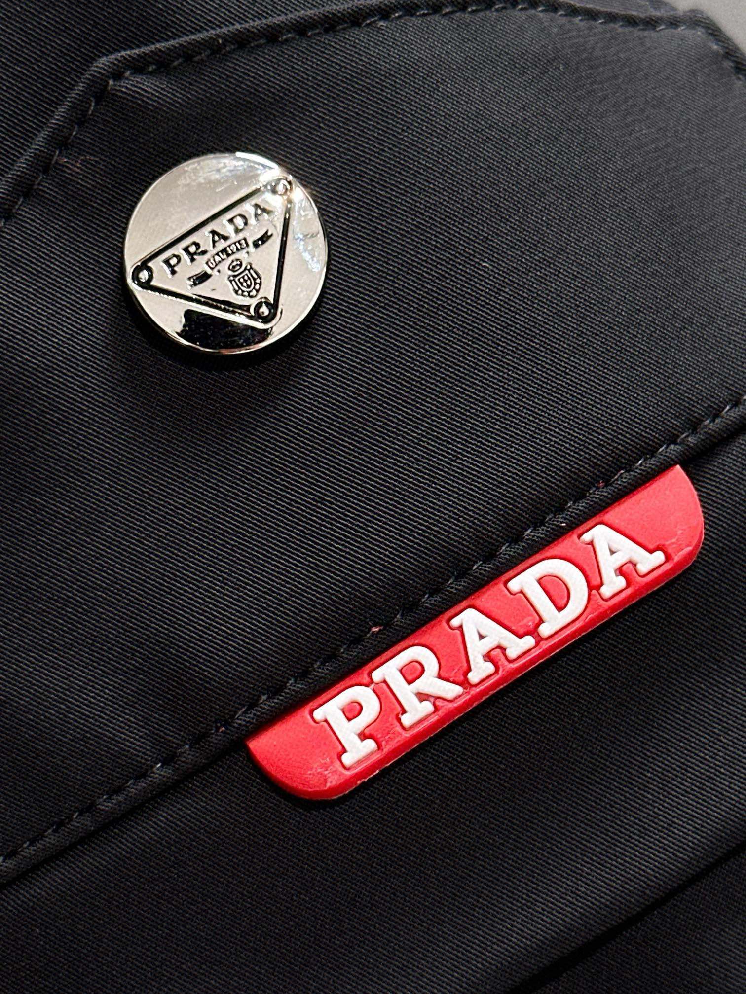 P700 Prada Prada 2024 fall and winter new explosion models casual fashion jacket super avant-garde design style fine and comfortable wearing very lightweight not easy to wrinkle multiple heavy process The overall design is quite a visual sense of casual on the body has a certain degree of firmness absolutely walk in the fashion cutting-edge sense of qi recommended for urban leisure essential Size: M ~ 3XL (48-56) Slim fit - high imitation factories