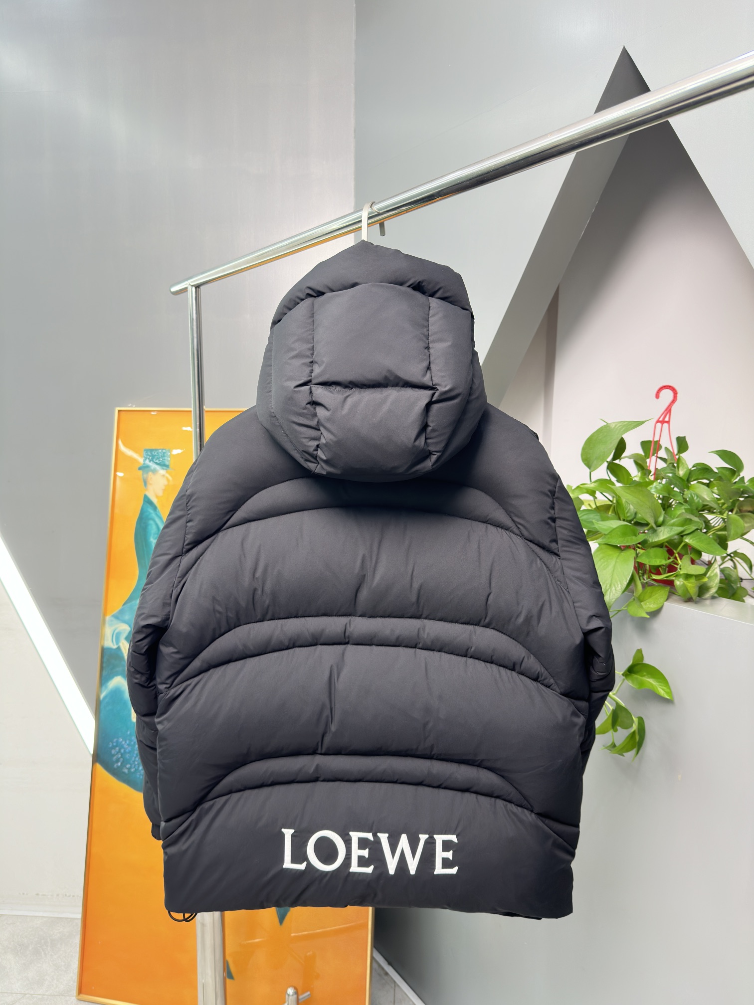 P1460 LOEWE ダウンジャケット 日本から輸入されたナノファブリックのトップ素材は柔らかく、やや伸縮性があります。わずかに伸縮性があり、最高の着心地と暖かさを提供します！最高の品質管理！裏地もインポートの高密度抗ドリリング生地です！胸ロゴは輸入ブライトバート刺繍ミシンとZP一貫刺繍！フィリング100％グースダウンYardage：M〜3XL-ハイレプリカバッグ