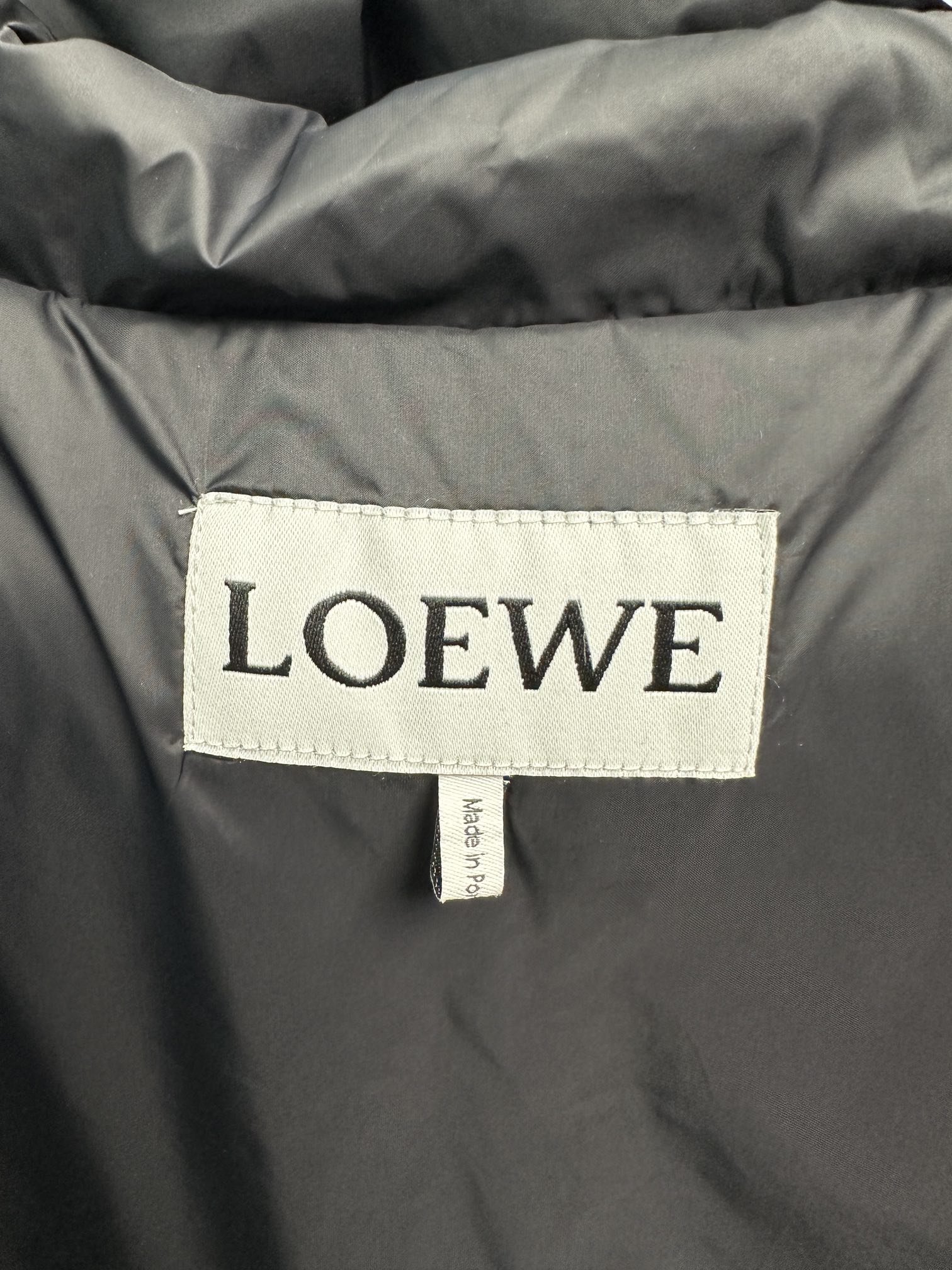 P1460 LOEWE ダウンジャケット 日本から輸入されたナノファブリックのトップ素材は柔らかく、やや伸縮性があります。わずかに伸縮性があり、最高の着心地と暖かさを提供します！最高の品質管理！裏地もインポートの高密度抗ドリリング生地です！胸ロゴは輸入ブライトバート刺繍ミシンとZP一貫刺繍！フィリング100％グースダウンYardage：M〜3XL-ハイレプリカバッグ