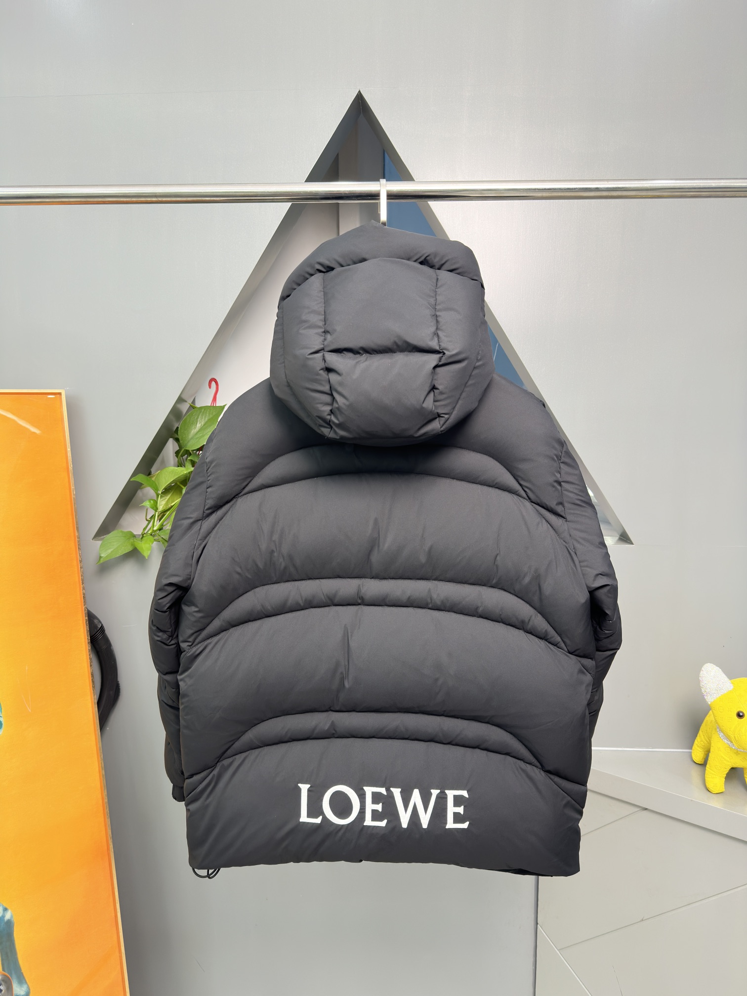 P1460 LOEWE ダウンジャケット 日本から輸入されたナノファブリックのトップ素材は柔らかく、やや伸縮性があります。わずかに伸縮性があり、最高の着心地と暖かさを提供します！最高の品質管理！裏地もインポートの高密度抗ドリリング生地です！胸ロゴは輸入ブライトバート刺繍ミシンとZP一貫刺繍！フィリング100％グースダウンYardage：M〜3XL-ハイレプリカバッグ