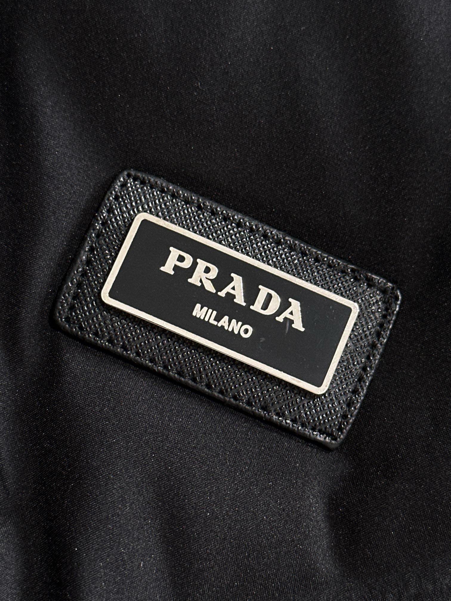 P740 Prada Prada 2024 fall and winter counter synchronization series must receive down vest (pure 90 white duck down) down family simple and generous noble lineage! Craftsmanship to create the original hardware Fabric selection of imported polyester fabric glossy feeling strong inner layer filled with 90% white duck down + 10% feathers on the body more lightweight and warm fashion warmth compatible! Details of the material are very careful to show the designer's ultimate dedication to the production of more like a handicraft overall version of the awesome high-end than into! Size: L-4XL (175 140 pounds XL suitable for maximum wear 195 pounds)