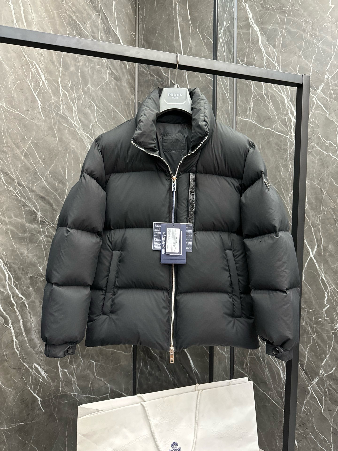 P1400 Down New ⬆️ Prada Prada²⁰²⁴ Black Tech Press Gel Down Jacket (⚠️ Press Gel High Version) Winter New High-end customization! Light mature business favorite series minimalist style feather 90 goose down down jacket Fabric comfortable and stylish! The upper body is super stylish handsome version is three-dimensional tailoring design of the whole warm degree of high resilience good upper body warm shape and will not have a sense of weight wearability is very strong does not appear bloated can be very good to prevent the cold wind invasion! High-quality first choice! Size:48-56-High-fashion bags