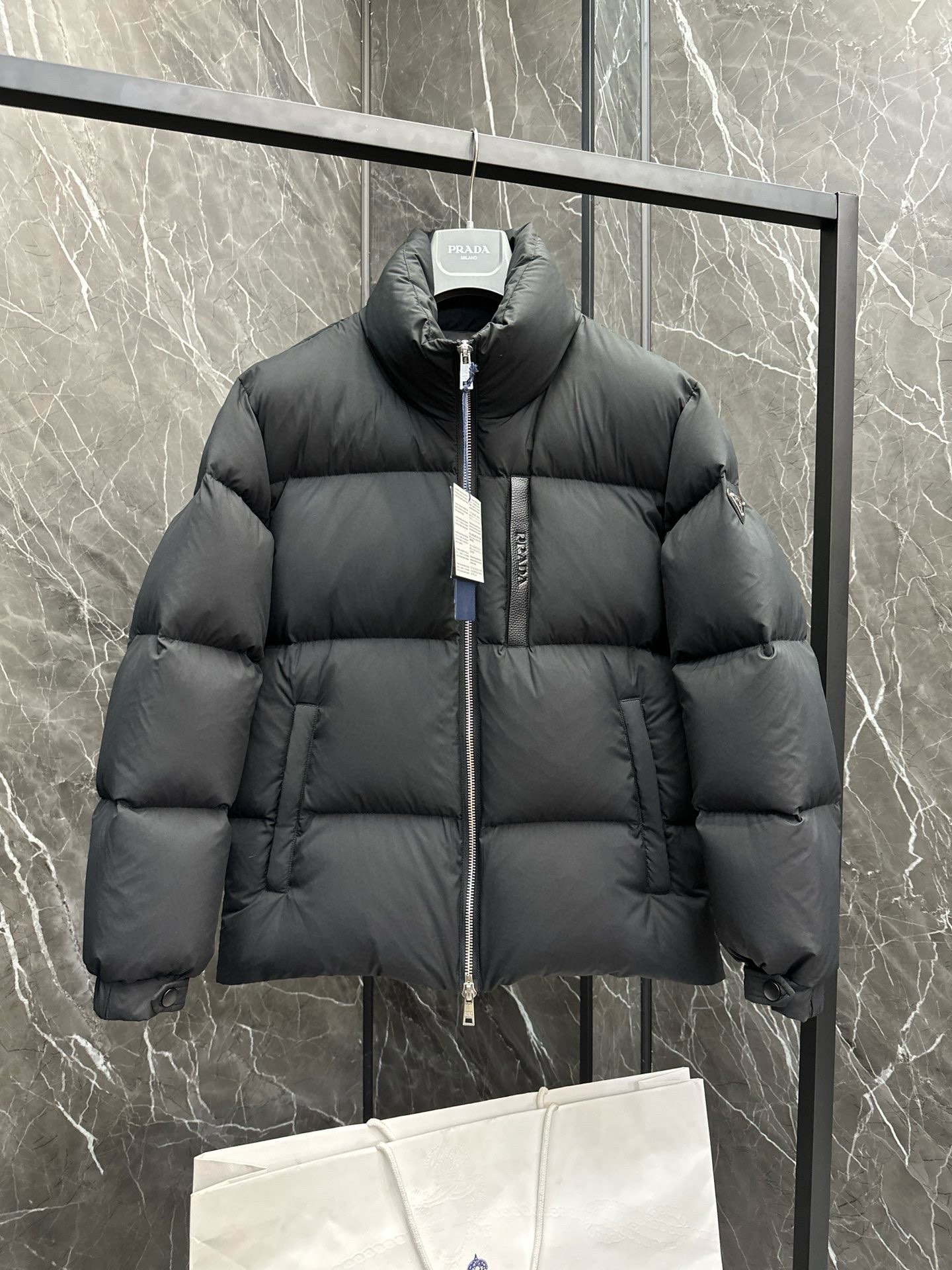 P1400 Down New ⬆️ Prada Prada²⁰²⁴ Black Tech Press Gel Down Jacket (⚠️ Press Gel High Version) Winter New High-end customization! Light mature business favorite series minimalist style feather 90 goose down down jacket Fabric comfortable and stylish! The upper body is super stylish handsome version is three-dimensional tailoring design of the whole warm degree of high resilience good upper body warm shape and will not have a sense of weight wearability is very strong does not appear bloated can be very good to prevent the cold wind invasion! High-quality first choice! Size:48-56-High-fashion bags