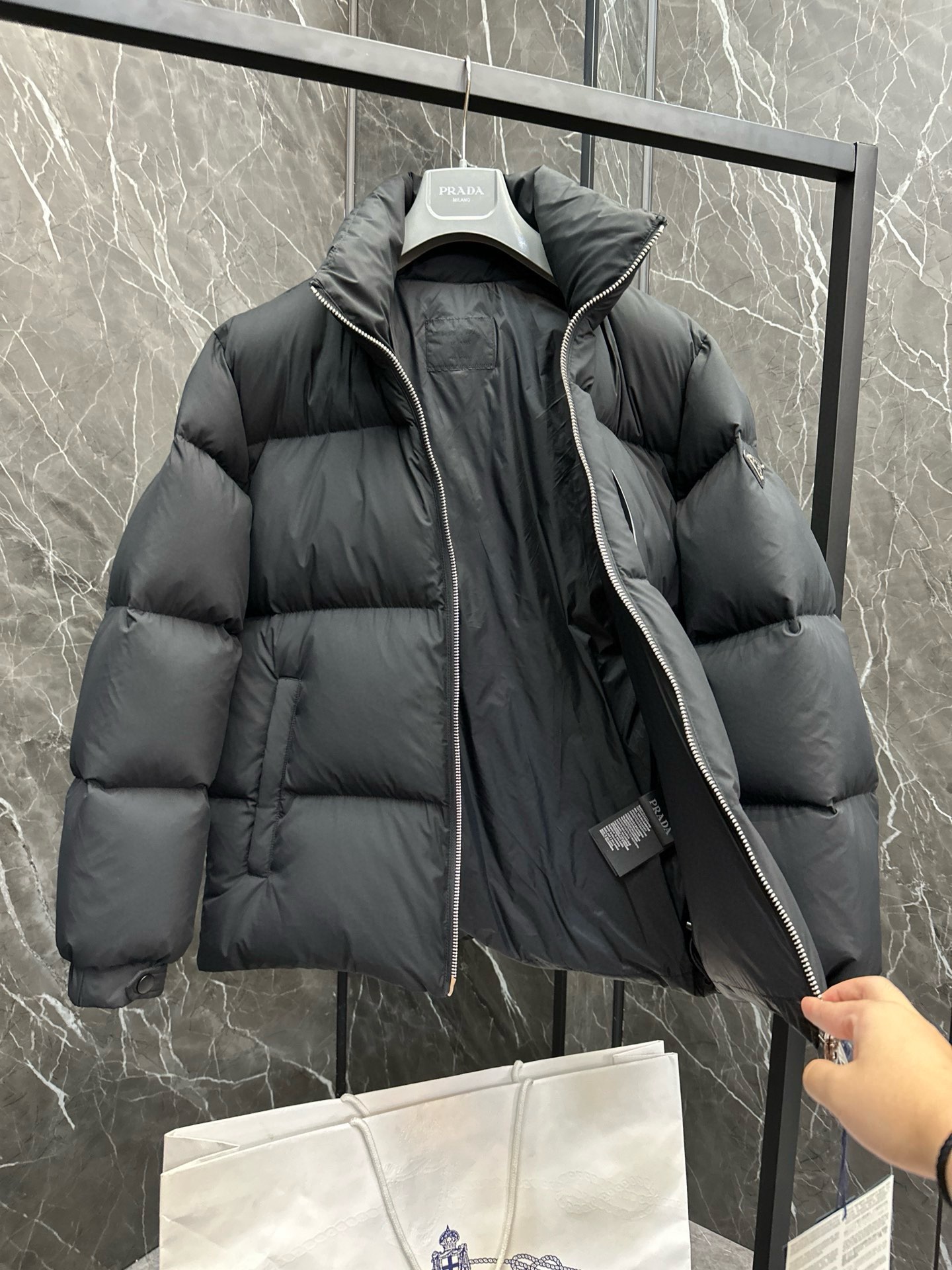 P1400 Down New ⬆️ Prada Prada²⁰²⁴ Black Tech Press Gel Down Jacket (⚠️ Press Gel High Version) Winter New High-end customization! Light mature business favorite series minimalist style feather 90 goose down down jacket Fabric comfortable and stylish! The upper body is super stylish handsome version is three-dimensional tailoring design of the whole warm degree of high resilience good upper body warm shape and will not have a sense of weight wearability is very strong does not appear bloated can be very good to prevent the cold wind invasion! High-quality first choice! Size:48-56-High-fashion bags