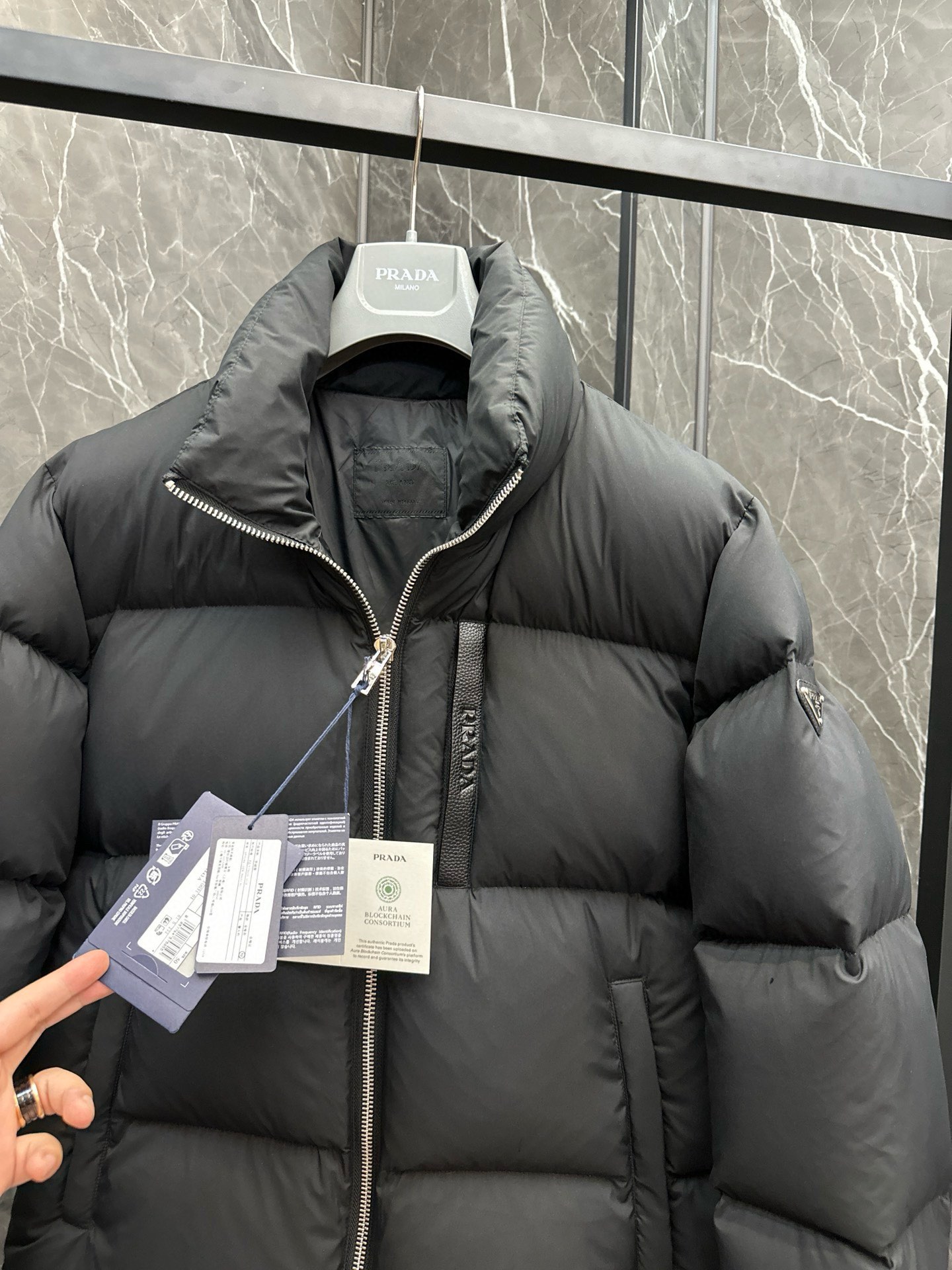 Image [5]-P1400 Down ⬆️ Prada Prada ²⁰²⁴ black technology press-glued down jacket (⚠️ press-glued high version) Winter new high-end custom ! Léger mature entreprise série préférée style minimaliste plume 90 veste en duvet d'oie Tissu confortable et élégant ! Le haut du corps est super élégant belle version est tridimensionnelle conception de tailleur de l'ensemble degré de chaleur de haute résilience bon haut du corps chaud et élégant et n'aura pas un sentiment de poids portabilité est très forte ne montre pas gonflée peut être très bon pour empêcher l'invasion du vent froid ! Un premier choix de haute qualité ! Taille:48-56-High replica bags