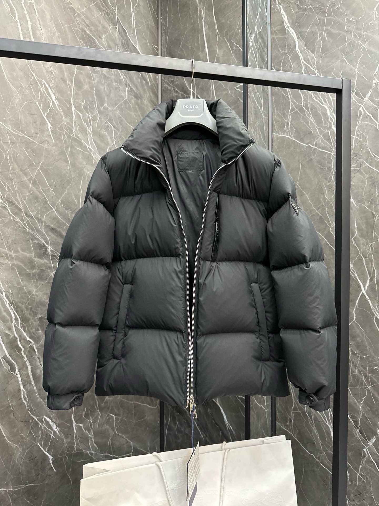 P1400 Down New ⬆️ Prada Prada²⁰²⁴ Black Tech Press Gel Down Jacket (⚠️ Press Gel High Version) Winter New High-end customization! Light mature business favorite series minimalist style feather 90 goose down down jacket Fabric comfortable and stylish! The upper body is super stylish handsome version is three-dimensional tailoring design of the whole warm degree of high resilience good upper body warm shape and will not have a sense of weight wearability is very strong does not appear bloated can be very good to prevent the cold wind invasion! High-quality first choice! Size:48-56-High-fashion bags