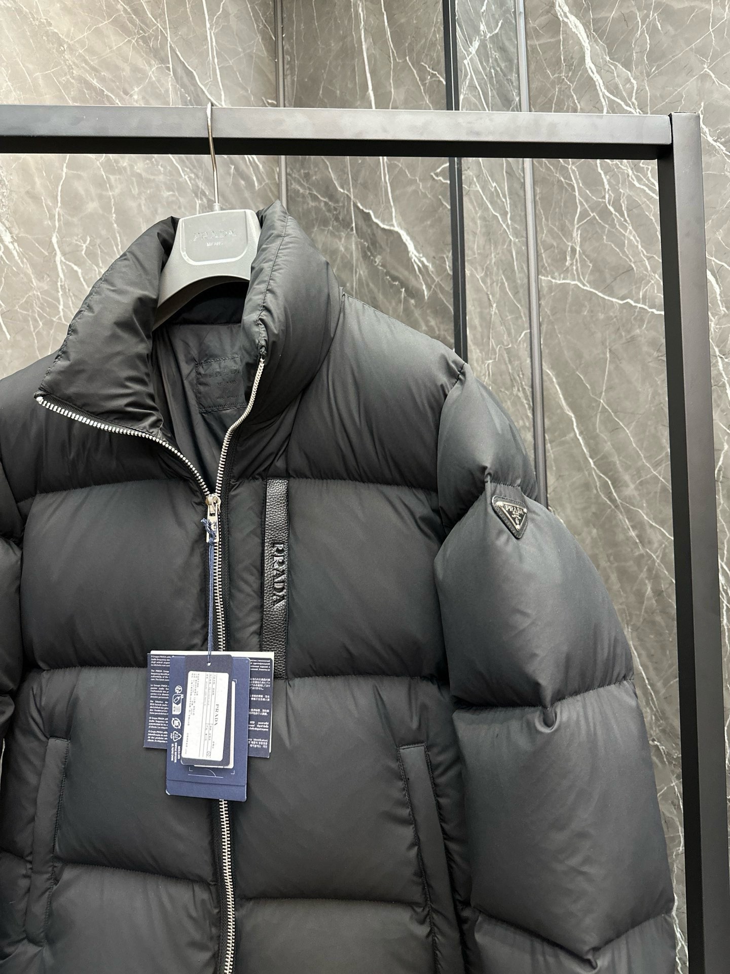 P1400 Down New ⬆️ Prada Prada²⁰²⁴ Black Tech Press Gel Down Jacket (⚠️ Press Gel High Version) Winter New High-end customization! Light mature business favorite series minimalist style feather 90 goose down down jacket Fabric comfortable and stylish! The upper body is super stylish handsome version is three-dimensional tailoring design of the whole warm degree of high resilience good upper body warm shape and will not have a sense of weight wearability is very strong does not appear bloated can be very good to prevent the cold wind invasion! High-quality first choice! Size:48-56-High-fashion bags