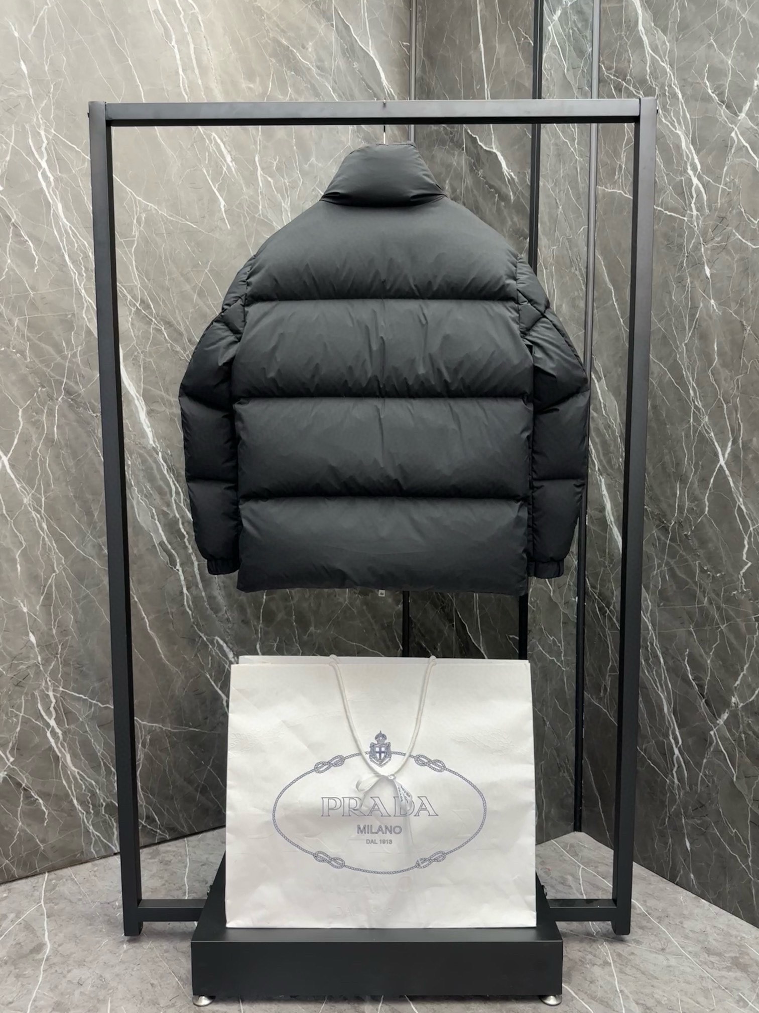 Image [7]-P1400 Down ⬆️ Prada Prada ²⁰²⁴ black technology press-glued down jacket (⚠️ press-glued high version) Winter new high-end custom ! Léger mature entreprise série préférée style minimaliste plume 90 veste en duvet d'oie Tissu confortable et élégant ! Le haut du corps est super élégant belle version est tridimensionnelle conception de tailleur de l'ensemble degré de chaleur de haute résilience bon haut du corps chaud et élégant et n'aura pas un sentiment de poids portabilité est très forte ne montre pas gonflée peut être très bon pour empêcher l'invasion du vent froid ! Un premier choix de haute qualité ! Taille:48-56-High replica bags