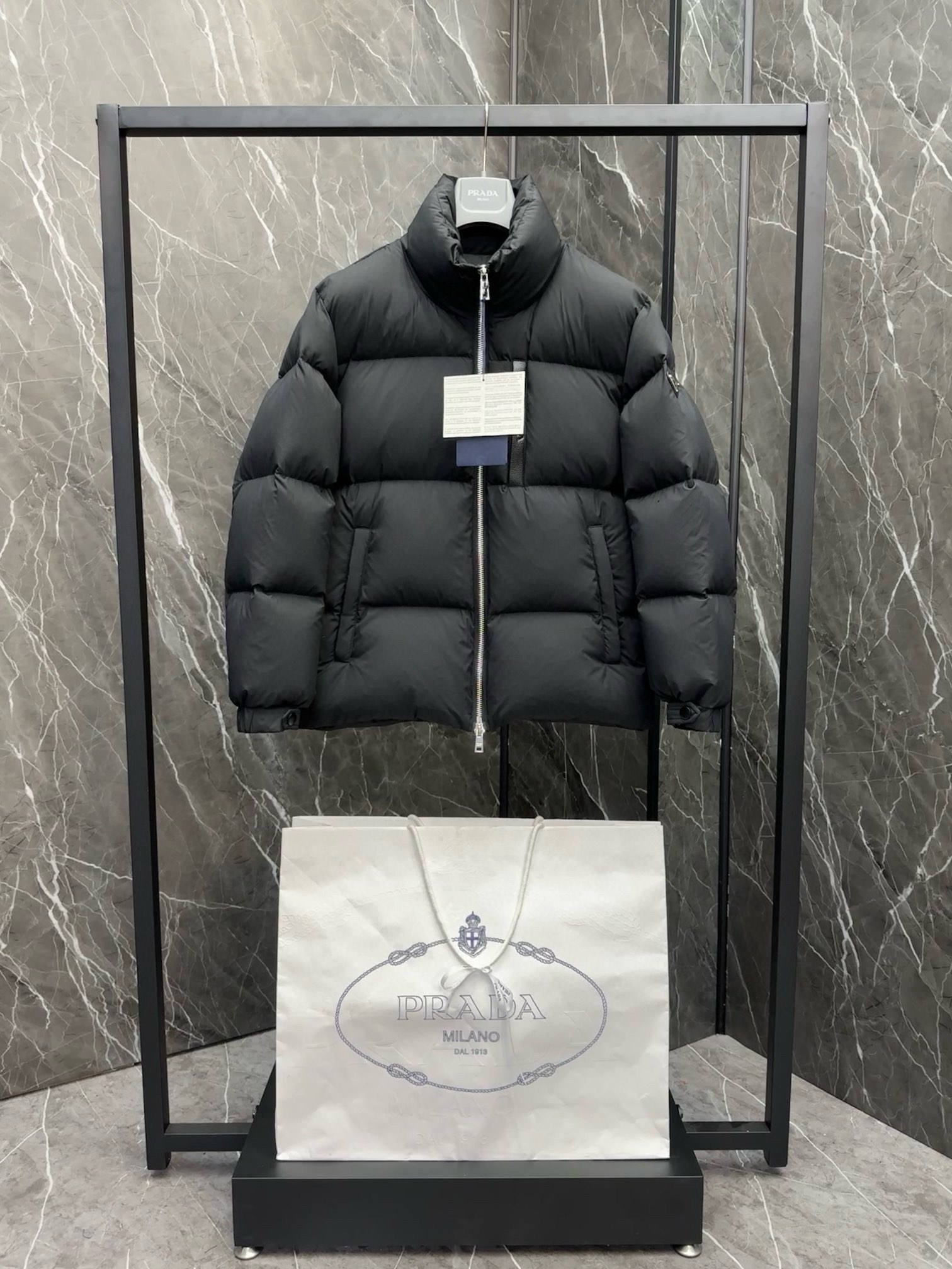 P1400 Down New ⬆️ Prada Prada²⁰²⁴ Black Tech Press Gel Down Jacket (⚠️ Press Gel High Version) Winter New High-end customization! Light mature business favorite series minimalist style feather 90 goose down down jacket Fabric comfortable and stylish! The upper body is super stylish handsome version is three-dimensional tailoring design of the whole warm degree of high resilience good upper body warm shape and will not have a sense of weight wearability is very strong does not appear bloated can be very good to prevent the cold wind invasion! High-quality first choice! Size:48-56-High-fashion bags