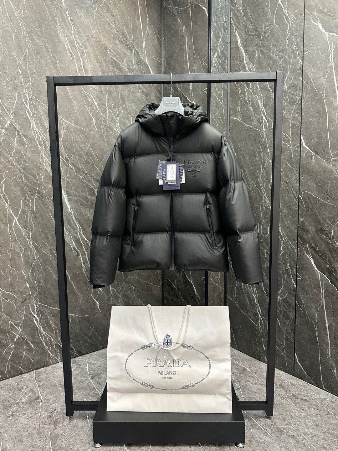 P1420 Down New Prada Prada ²⁰²⁴ Black Tech Press-Glued Down Jacket (⚠️ Press-Glued High Version) Winter New Personnalisation haut de gamme ! Léger mature affaires série préférée style minimaliste plume 90 veste en duvet d'oie Tissu confortable et élégant ! Le haut du corps est super élégant belle version est tridimensionnelle conception de tailleur de l'ensemble degré de chaleur de haute résilience bon haut du corps chaud et élégant et n'aura pas un sentiment de poids portabilité est très forte ne montre pas gonflée peut être très bon pour empêcher l'invasion du vent froid ! Un premier choix de haute qualité ! Taille:48-56-High replica bags