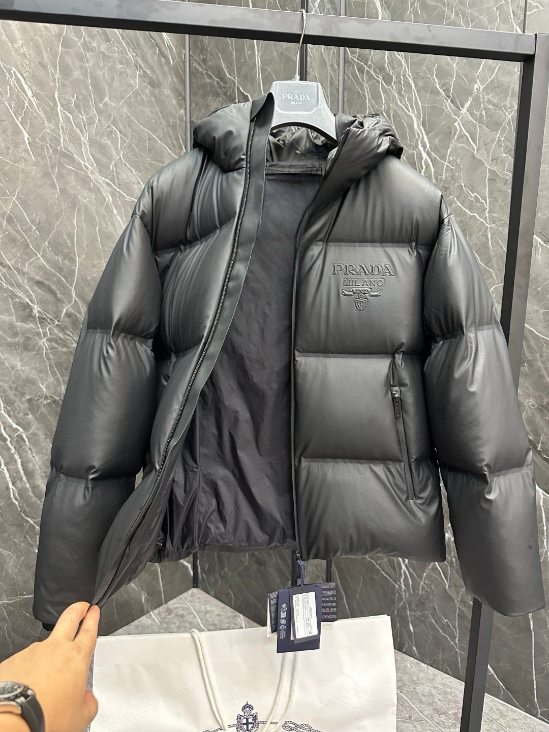 P1420 Down New Prada Prada ²⁰²⁴ Black Tech Press-Glued Down Jacket (⚠️ Press-Glued High Version) Winter New Personnalisation haut de gamme ! Léger mature affaires série préférée style minimaliste plume 90 veste en duvet d'oie Tissu confortable et élégant ! Le haut du corps est super élégant belle version est tridimensionnelle conception de tailleur de l'ensemble degré de chaleur de haute résilience bon haut du corps chaud et élégant et n'aura pas un sentiment de poids portabilité est très forte ne montre pas gonflée peut être très bon pour empêcher l'invasion du vent froid ! Un premier choix de haute qualité ! Taille:48-56-High replica bags