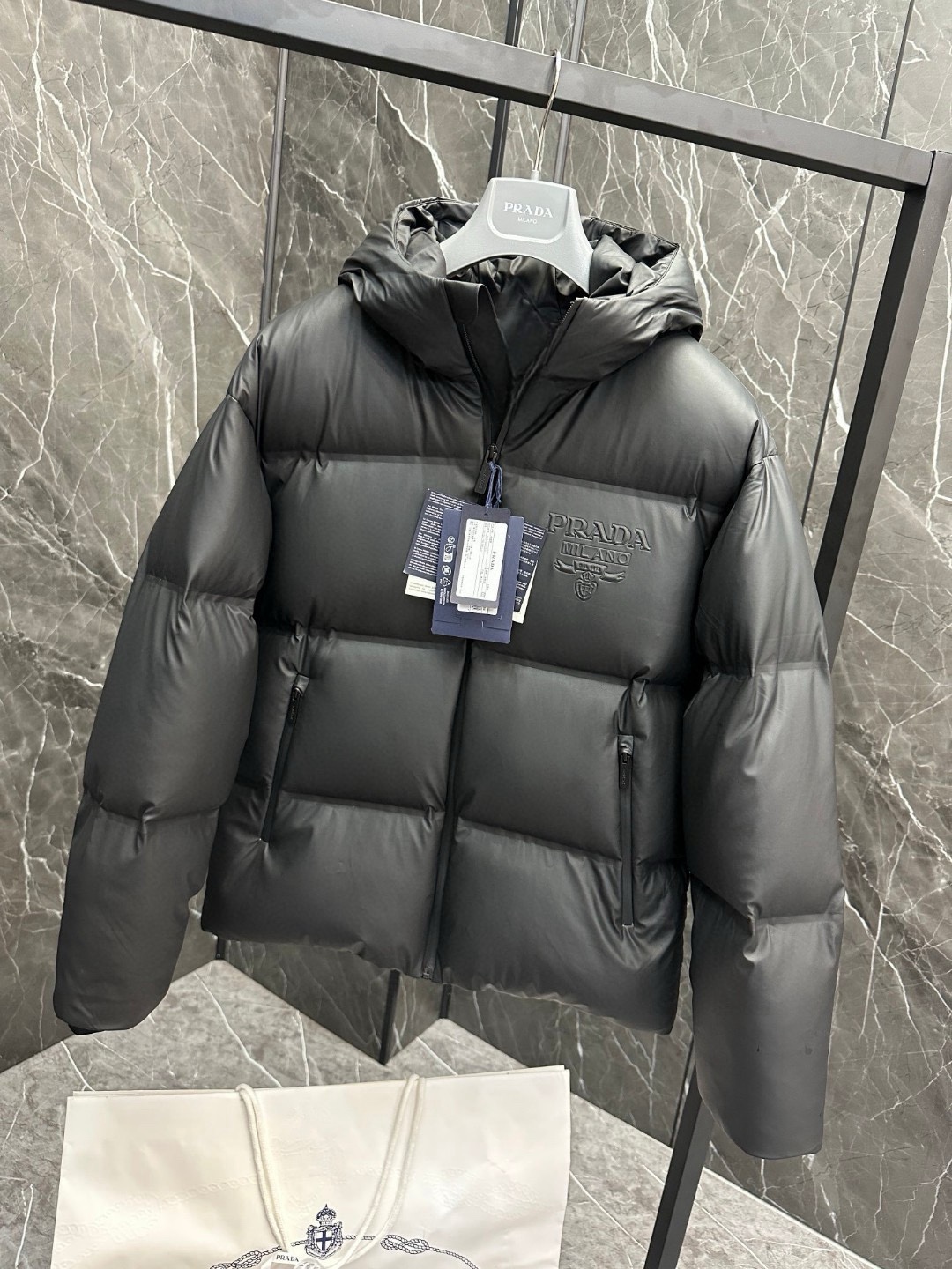 P1420 Down Prada Prada ²⁰²⁴ Black Tech Press-Glued Down Jacket (⚠️ Press-Glued High Version) inverno Nova personalização de alta qualidade! Série favorita de negócios maduros leves estilo minimalista pena 90 ganso para baixo jaqueta Tecido confortável e elegante! A parte superior do corpo é super elegante versão bonita é design de alfaiataria tridimensional de todo o grau quente de alta resiliência boa parte superior do corpo quente e elegante e não terá uma sensação de peso wearability é muito forte não mostra inchado pode ser muito bom para evitar a invasão de vento frio! Primeira escolha de alta qualidade! Tamanho: 48-56