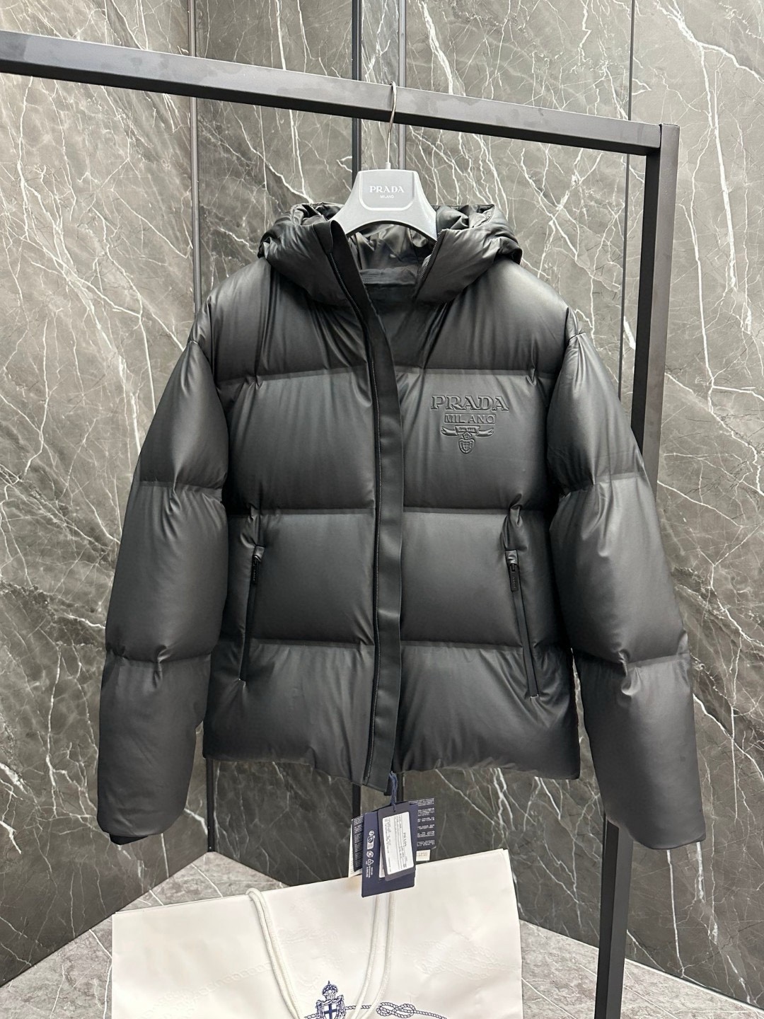 P1420 Down New Prada Prada ²⁰²⁴ Black Tech Press-Glued Down Jacket (⚠️ Press-Glued High Version) Winter New Personnalisation haut de gamme ! Léger mature affaires série préférée style minimaliste plume 90 veste en duvet d'oie Tissu confortable et élégant ! Le haut du corps est super élégant belle version est tridimensionnelle conception de tailleur de l'ensemble degré de chaleur de haute résilience bon haut du corps chaud et élégant et n'aura pas un sentiment de poids portabilité est très forte ne montre pas gonflée peut être très bon pour empêcher l'invasion du vent froid ! Un premier choix de haute qualité ! Taille:48-56-High replica bags