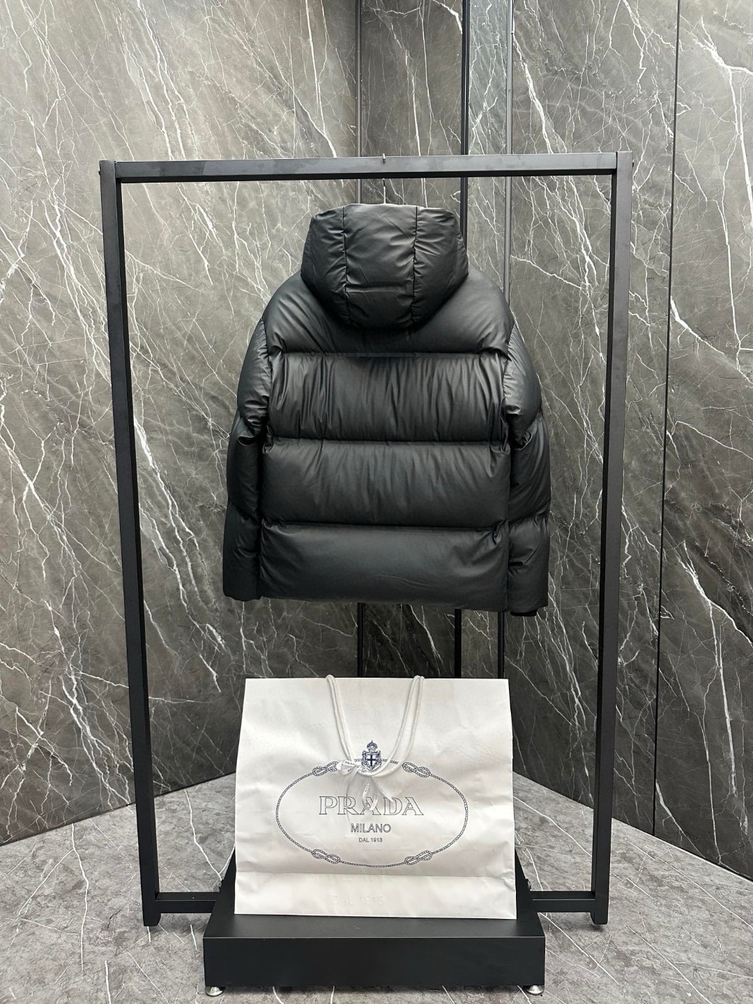 P1420 Down New Prada Prada ²⁰²⁴ Black Tech Press-Glued Down Jacket (⚠️ Press-Glued High Version) Winter New Personnalisation haut de gamme ! Léger mature affaires série préférée style minimaliste plume 90 veste en duvet d'oie Tissu confortable et élégant ! Le haut du corps est super élégant belle version est tridimensionnelle conception de tailleur de l'ensemble degré de chaleur de haute résilience bon haut du corps chaud et élégant et n'aura pas un sentiment de poids portabilité est très forte ne montre pas gonflée peut être très bon pour empêcher l'invasion du vent froid ! Un premier choix de haute qualité ! Taille:48-56-High replica bags