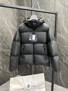 P1420 Down New Prada Prada ²⁰²⁴ Black Tech Press-Glued Down Jacket (⚠️ Press-Glued High Version) Winter New Personnalisation haut de gamme ! Léger mature affaires série préférée style minimaliste plume 90 veste en duvet d'oie Tissu confortable et élégant ! Le haut du corps est super élégant belle version est tridimensionnelle conception de tailleur de l'ensemble degré de chaleur de haute résilience bon haut du corps chaud et élégant et n'aura pas un sentiment de poids portabilité est très forte ne montre pas gonflée peut être très bon pour empêcher l'invasion du vent froid ! Un premier choix de haute qualité ! Taille:48-56-High replica bags