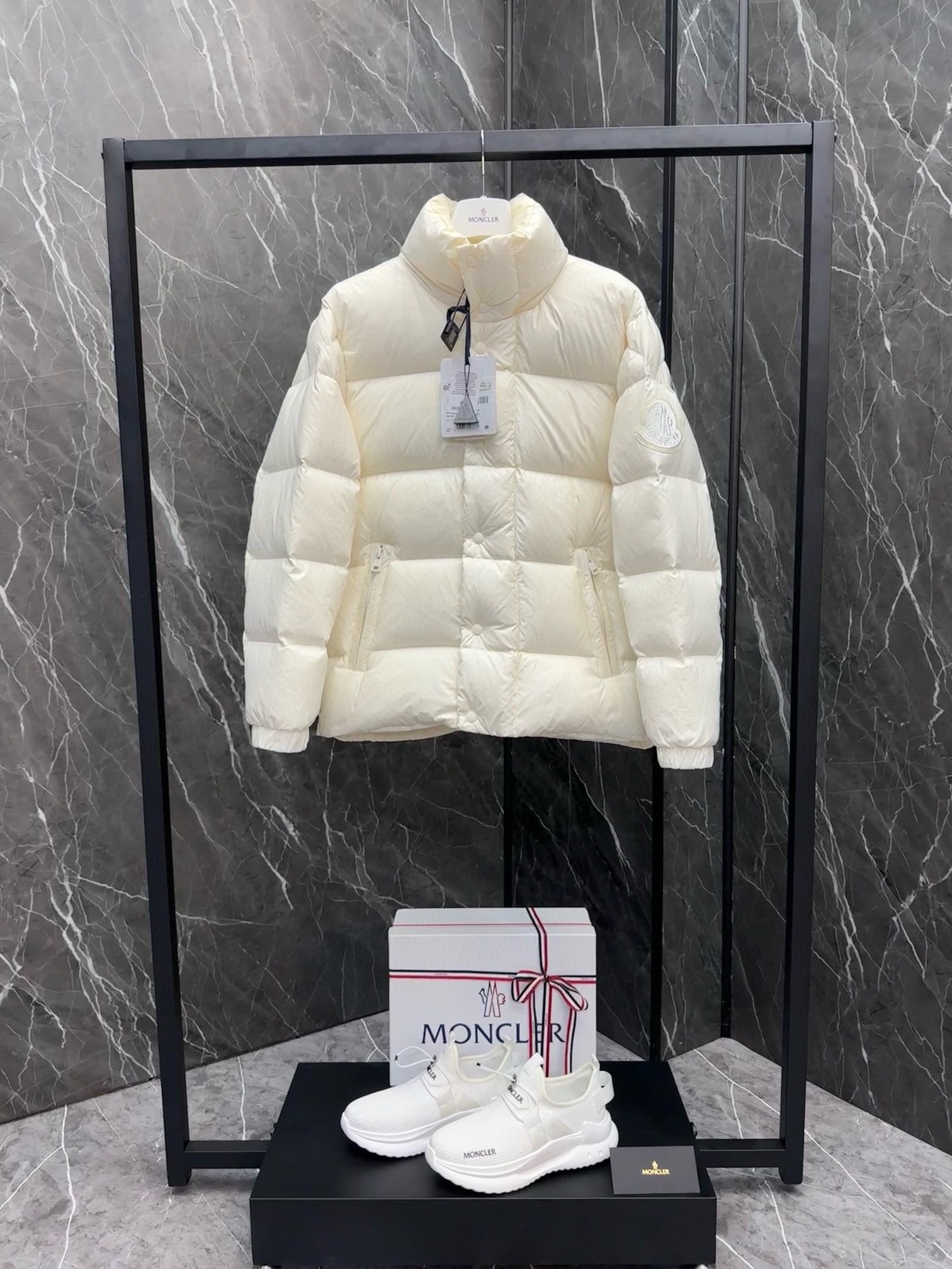 P1440 Extra down ⬆️Moncler Moncler Moncler outono e inverno BESBRE (⚠️24 Nova versão Extra Corrigida Extra) Casaco de penas de ganso leve e solto para homem. -Fabricado em tecido longue saison -Revestimento longue saison -Preenchido com 90 penas de ganso brancas -Fecho com fecho de correr -Bolsos com fecho de correrTamanho: 1-5 -Fábrica de alta costura