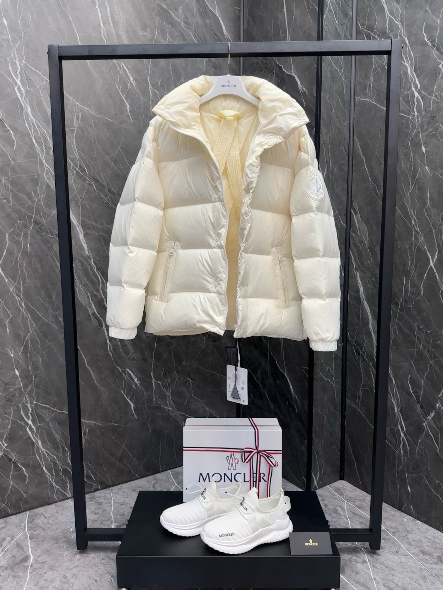 P1440 Extra down ⬆️Moncler Moncler Moncler Automne et Hiver BESBRE (⚠️24 New Extra Corrected Extra version) Homme court business loose light goose down jacket . -Fabriquée en tissu longue saison -Doublure en langue saison -Remplie de 90 de duvet d'oie blanc -Fermeture zippée -Poches zippéesTaille : 1-5 -Sacs à main de haute qualité