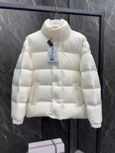 P1440 Extra down ⬆️Moncler Moncler Moncler Automne et Hiver BESBRE (⚠️24 New Extra Corrected Extra version) Homme court business loose light goose down jacket . -Fabriquée en tissu longue saison -Doublure en langue saison -Remplie de 90 de duvet d'oie blanc -Fermeture zippée -Poches zippéesTaille : 1-5 -Sacs à main de haute qualité