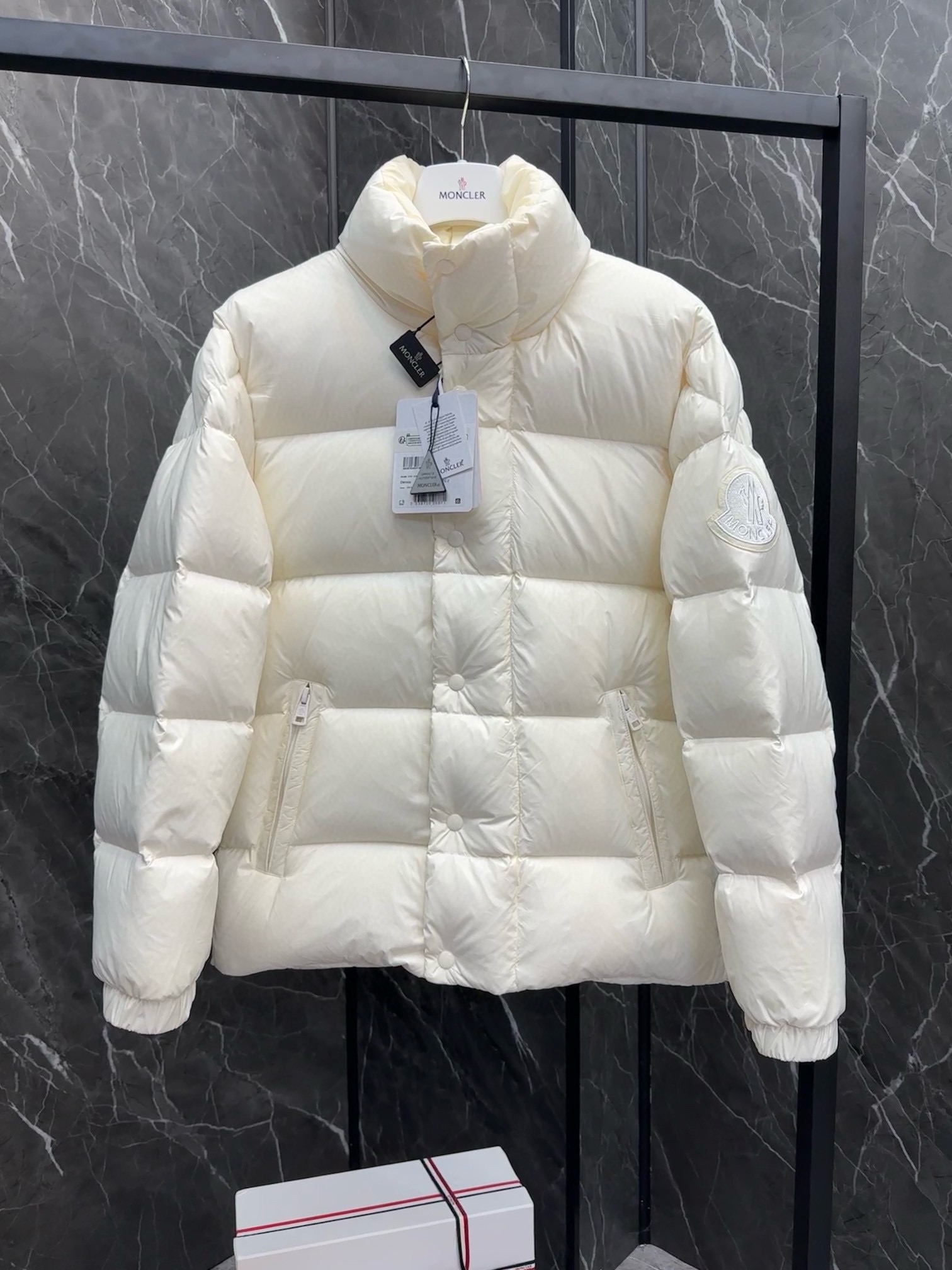 P1440 Extra down ⬆️Moncler Moncler Moncler outono e inverno BESBRE (⚠️24 Nova versão Extra Corrigida Extra) Casaco de penas de ganso leve e solto para homem. -Fabricado em tecido longue saison -Revestimento longue saison -Preenchido com 90 penas de ganso brancas -Fecho com fecho de correr -Bolsos com fecho de correrTamanho: 1-5 -Fábrica de alta costura