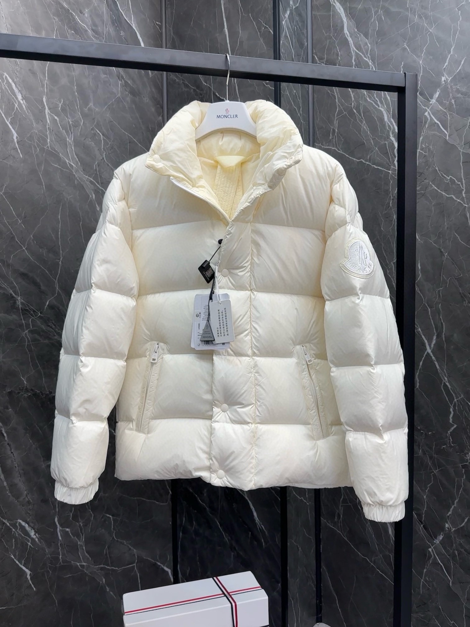 P1440 Extra down ⬆️Moncler Moncler Moncler outono e inverno BESBRE (⚠️24 Nova versão Extra Corrigida Extra) Casaco de penas de ganso leve e solto para homem. -Fabricado em tecido longue saison -Revestimento longue saison -Preenchido com 90 penas de ganso brancas -Fecho com fecho de correr -Bolsos com fecho de correrTamanho: 1-5 -Fábrica de alta costura