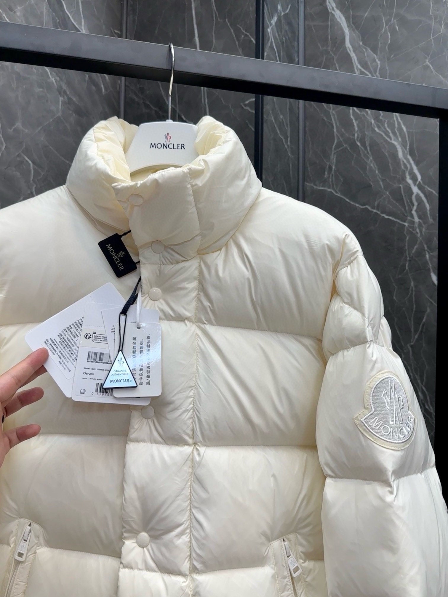 P1440 Extra down ⬆️Moncler Moncler Moncler fall and winter BESBRE (⚠️24 new extra corrected extra version) men's short business loose light goose down jacket . -Made of longue saison fabric -Longue saison lining -Filled with 90 white goose down -Zipper closure -Zipper pocketsSize: 1-5 -High-quality handbags