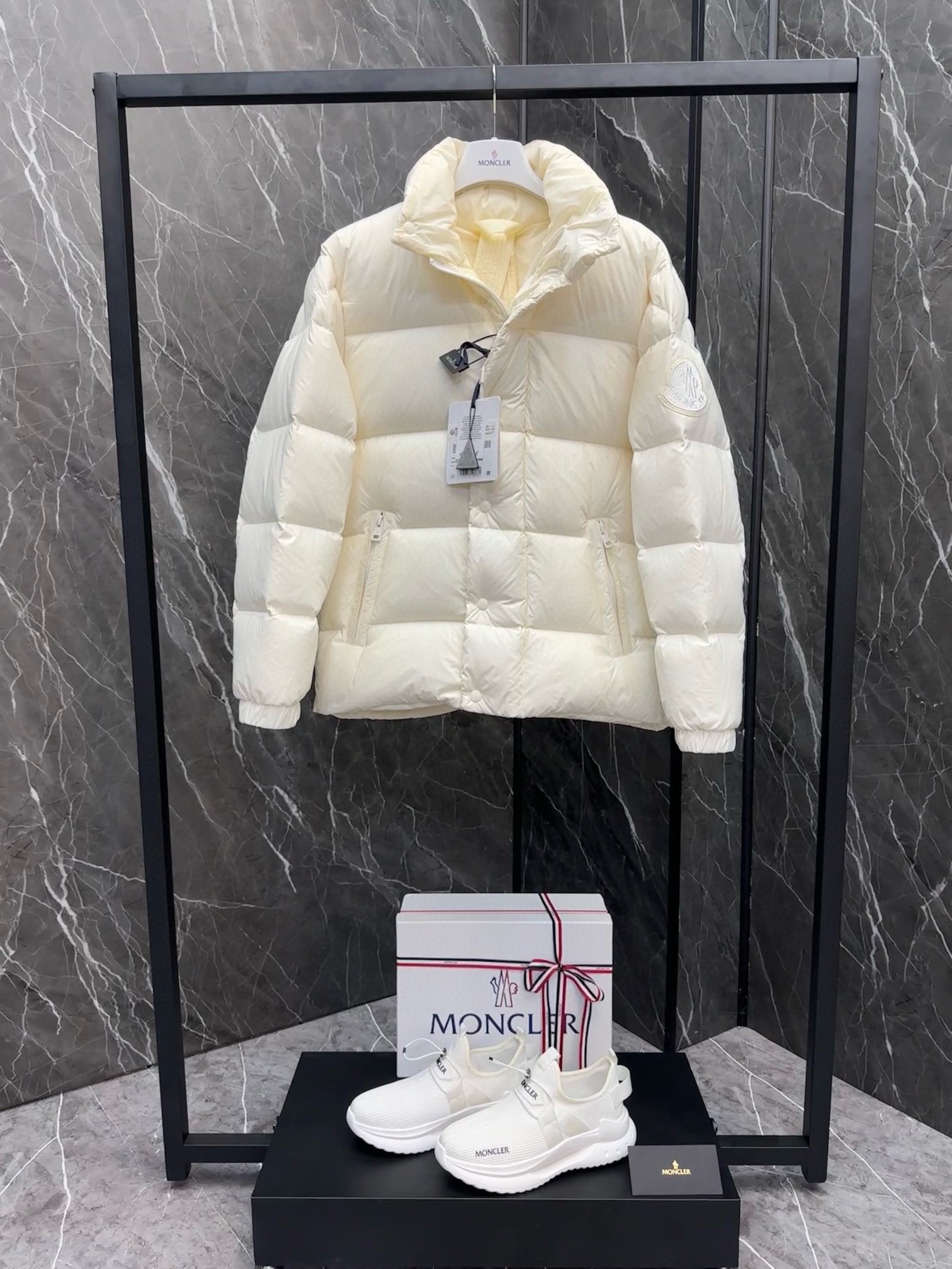 P1440 Extra down ⬆️Moncler Moncler Moncler outono e inverno BESBRE (⚠️24 Nova versão Extra Corrigida Extra) Casaco de penas de ganso leve e solto para homem. -Fabricado em tecido longue saison -Revestimento longue saison -Preenchido com 90 penas de ganso brancas -Fecho com fecho de correr -Bolsos com fecho de correrTamanho: 1-5 -Fábrica de alta costura