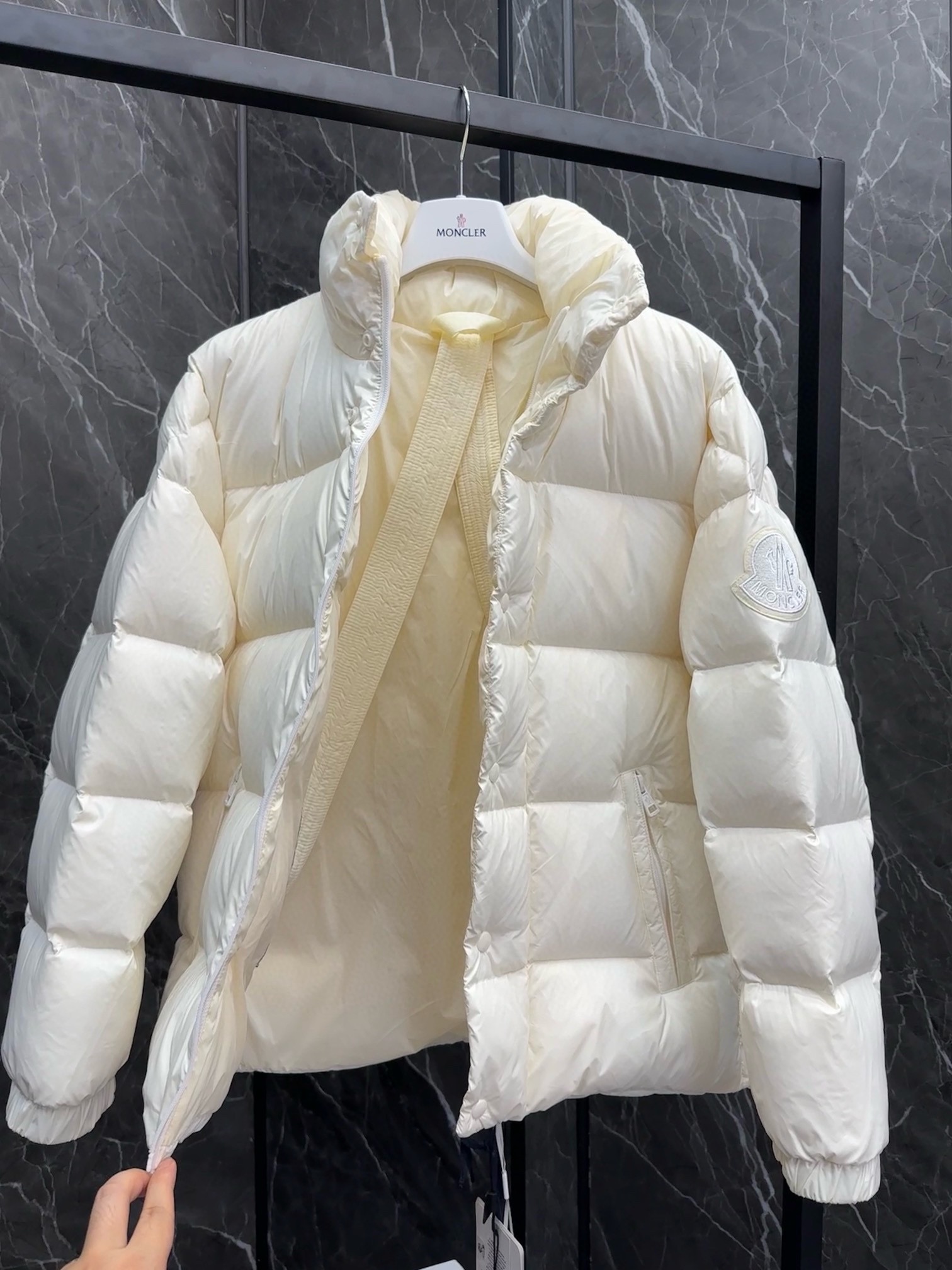 P1440 Extra down ⬆️Moncler Moncler Moncler outono e inverno BESBRE (⚠️24 Nova versão Extra Corrigida Extra) Casaco de penas de ganso leve e solto para homem. -Fabricado em tecido longue saison -Revestimento longue saison -Preenchido com 90 penas de ganso brancas -Fecho com fecho de correr -Bolsos com fecho de correrTamanho: 1-5 -Fábrica de alta costura