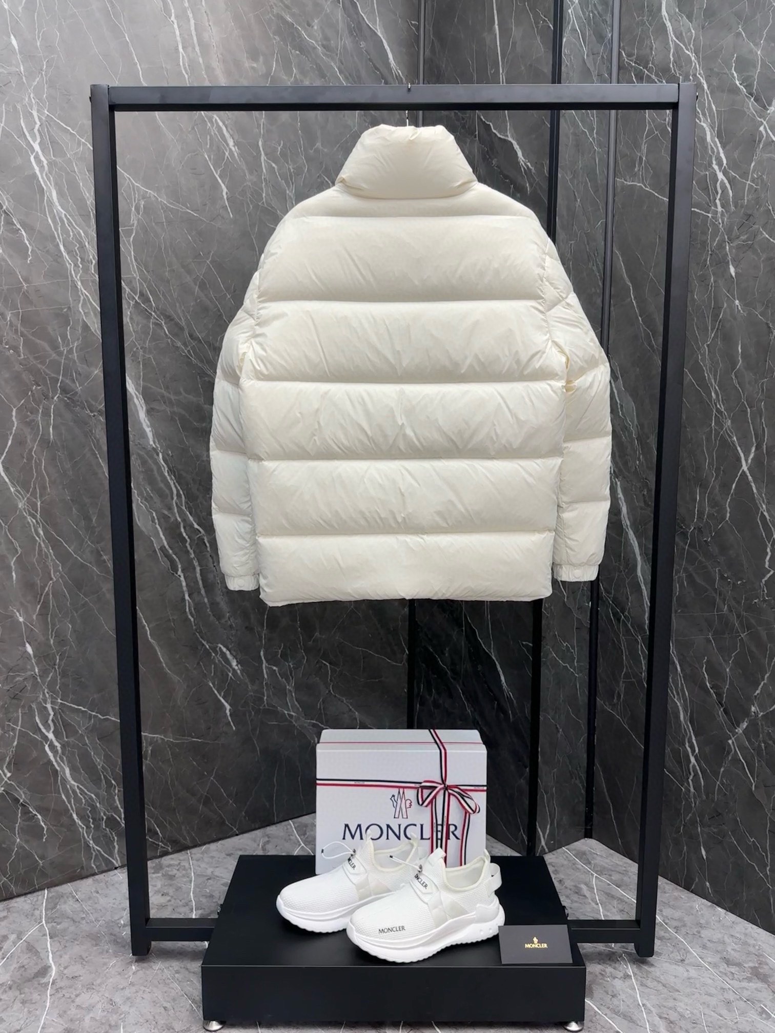 P1440 Extra down ⬆️Moncler Moncler Moncler Automne et Hiver BESBRE (⚠️24 New Extra Corrected Extra version) Homme court business loose light goose down jacket . -Fabriquée en tissu longue saison -Doublure en langue saison -Remplie de 90 de duvet d'oie blanc -Fermeture zippée -Poches zippéesTaille : 1-5 -Sacs à main de haute qualité