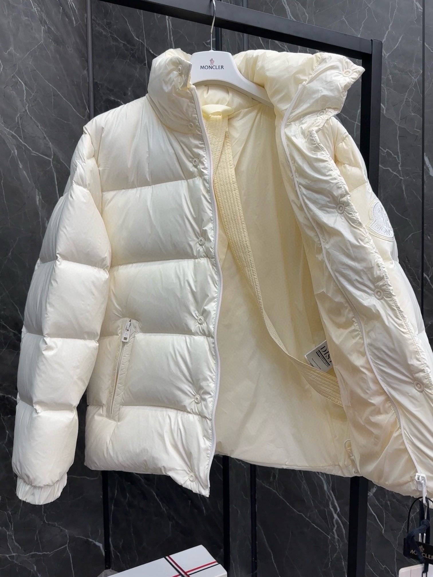 P1440 Extra down ⬆️Moncler Moncler Moncler outono e inverno BESBRE (⚠️24 Nova versão Extra Corrigida Extra) Casaco de penas de ganso leve e solto para homem. -Fabricado em tecido longue saison -Revestimento longue saison -Preenchido com 90 penas de ganso brancas -Fecho com fecho de correr -Bolsos com fecho de correrTamanho: 1-5 -Fábrica de alta costura