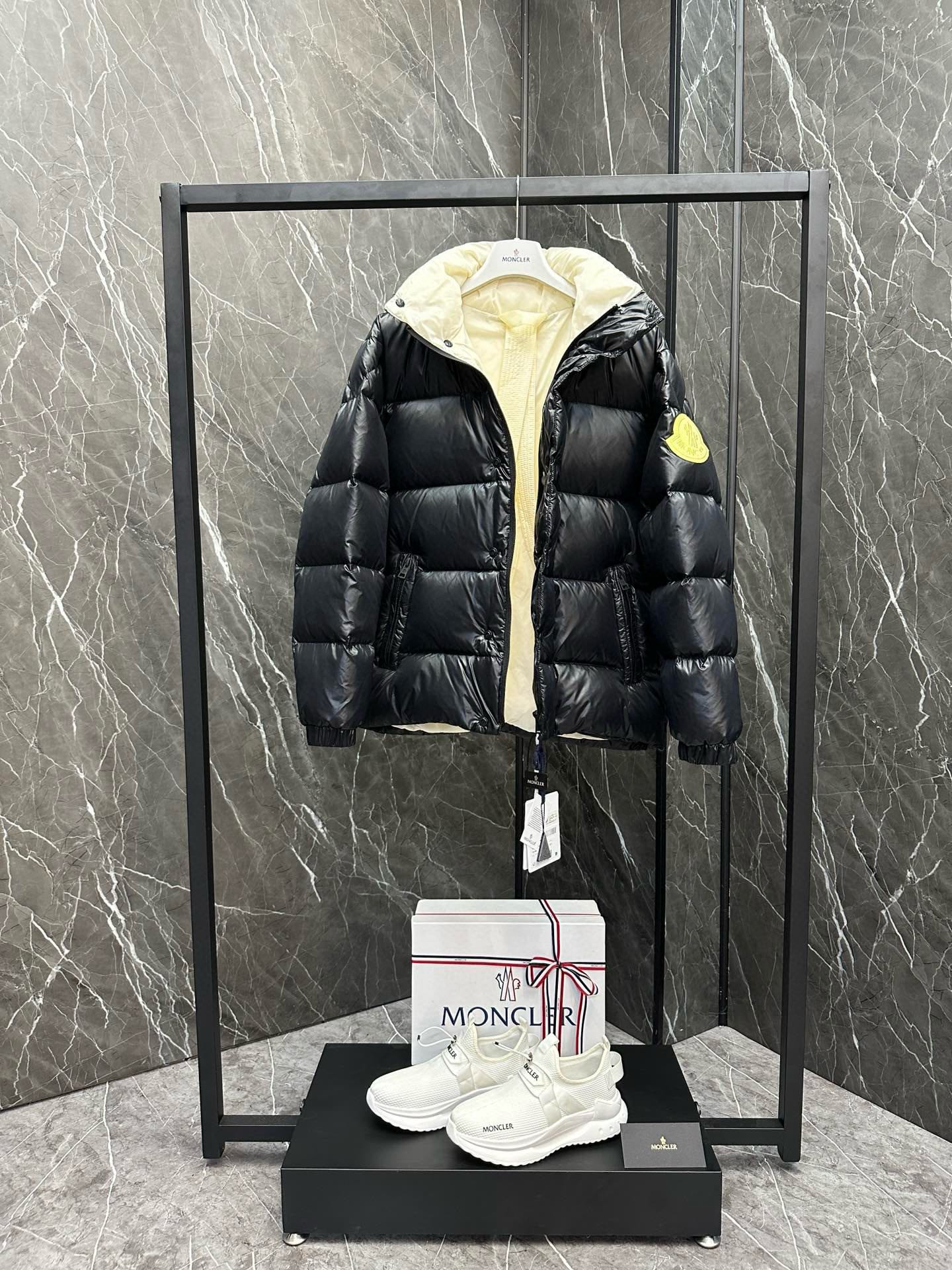 P1440 Extra down ⬆️Moncler Moncler Moncler fall and winter BESBRE (⚠️24 new extra corrected extra version) men's short business loose light goose down jacket . -Made of longue saison fabric -Longue saison lining -Filled with 90 white goose down -Zipper closure -Zipper pocketsSize: 1-5 -High-quality handbags