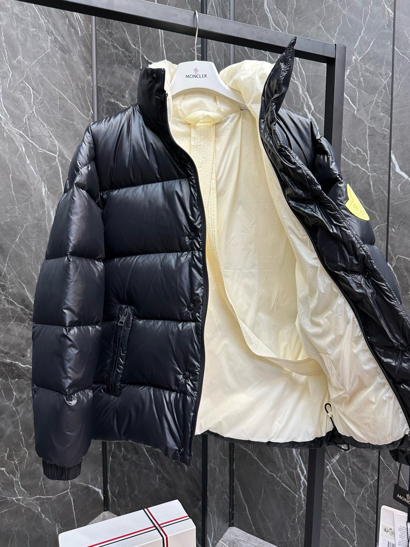 P1440 Extra down ⬆️Moncler Moncler Moncler fall and winter BESBRE (⚠️24 new extra corrected extra version) men's short business loose light goose down jacket . -Made of longue saison fabric -Longue saison lining -Filled with 90 white goose down -Zipper closure -Zipper pocketsSize: 1-5 -High-quality handbags