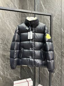 P1440 엑스트라 다운 ⬆️Moncler 몽클레르 몽클레르 가을 겨울 베스브레 (⚠️24 새로운 엑스트라 수정 엑스트라 버전) 남성용 숏 비즈니스 루즈 라이트 구스 다운 재킷 . -롱 기장 원단 제작 -롱 기장 안감 -90 화이트 구스 다운 충전재 -지퍼 클로저 -지퍼 포켓 사이즈 : 1-5 -고급 핸드백