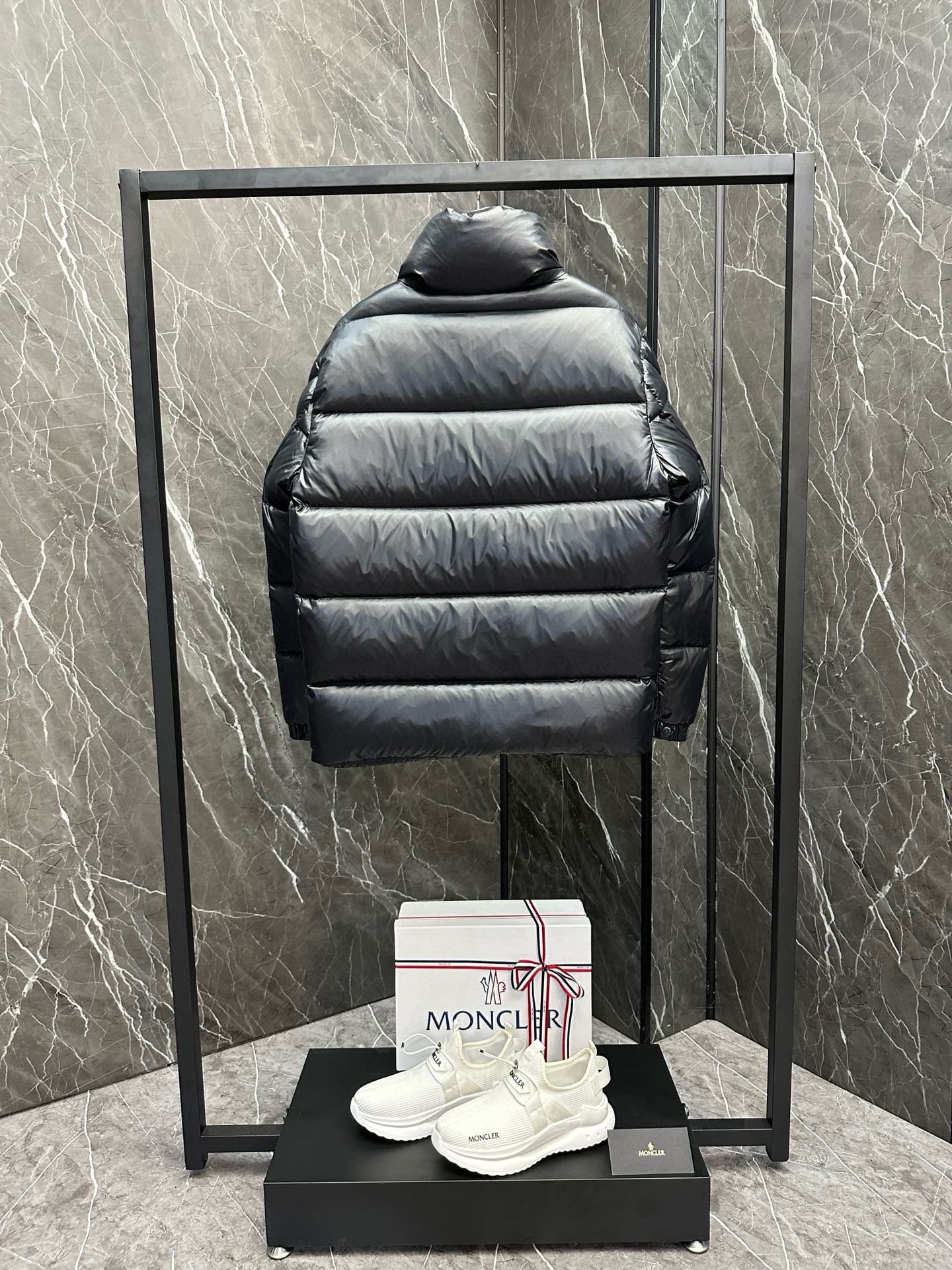 P1440 Extra down ⬆️Moncler Moncler Moncler Automne et Hiver BESBRE (⚠️24 New Extra Corrected Extra version) Homme court business loose light goose down jacket . -Fabriquée en tissu longue saison -Doublure en langue saison -Remplie de 90 de duvet d'oie blanc -Fermeture zippée -Poches zippéesTaille : 1-5 -Sacs à main de haute qualité