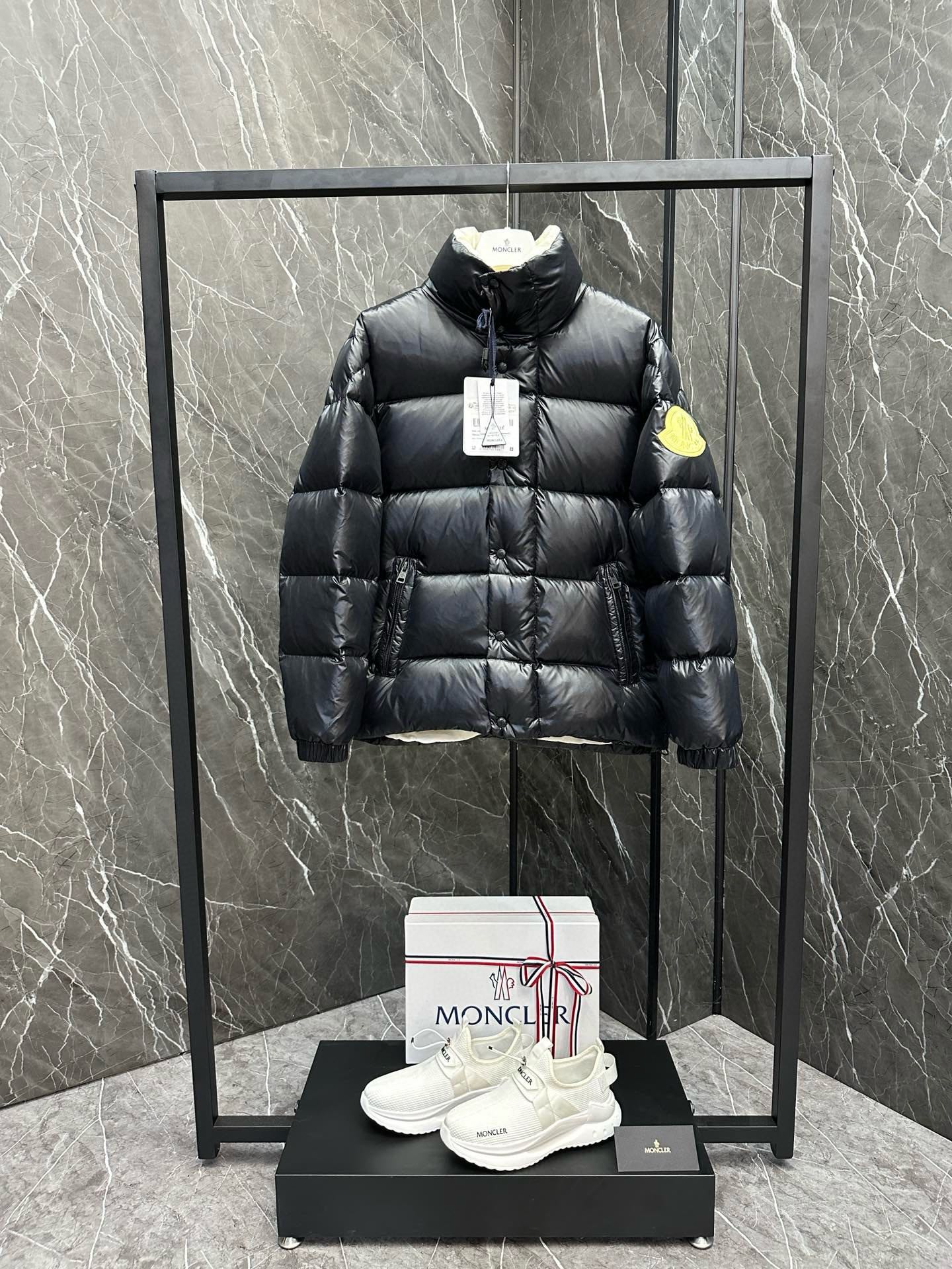 P1440 Extra down ⬆️Moncler Moncler Moncler fall and winter BESBRE (⚠️24 new extra corrected extra version) men's short business loose light goose down jacket . -Made of longue saison fabric -Longue saison lining -Filled with 90 white goose down -Zipper closure -Zipper pocketsSize: 1-5 -High-quality handbags