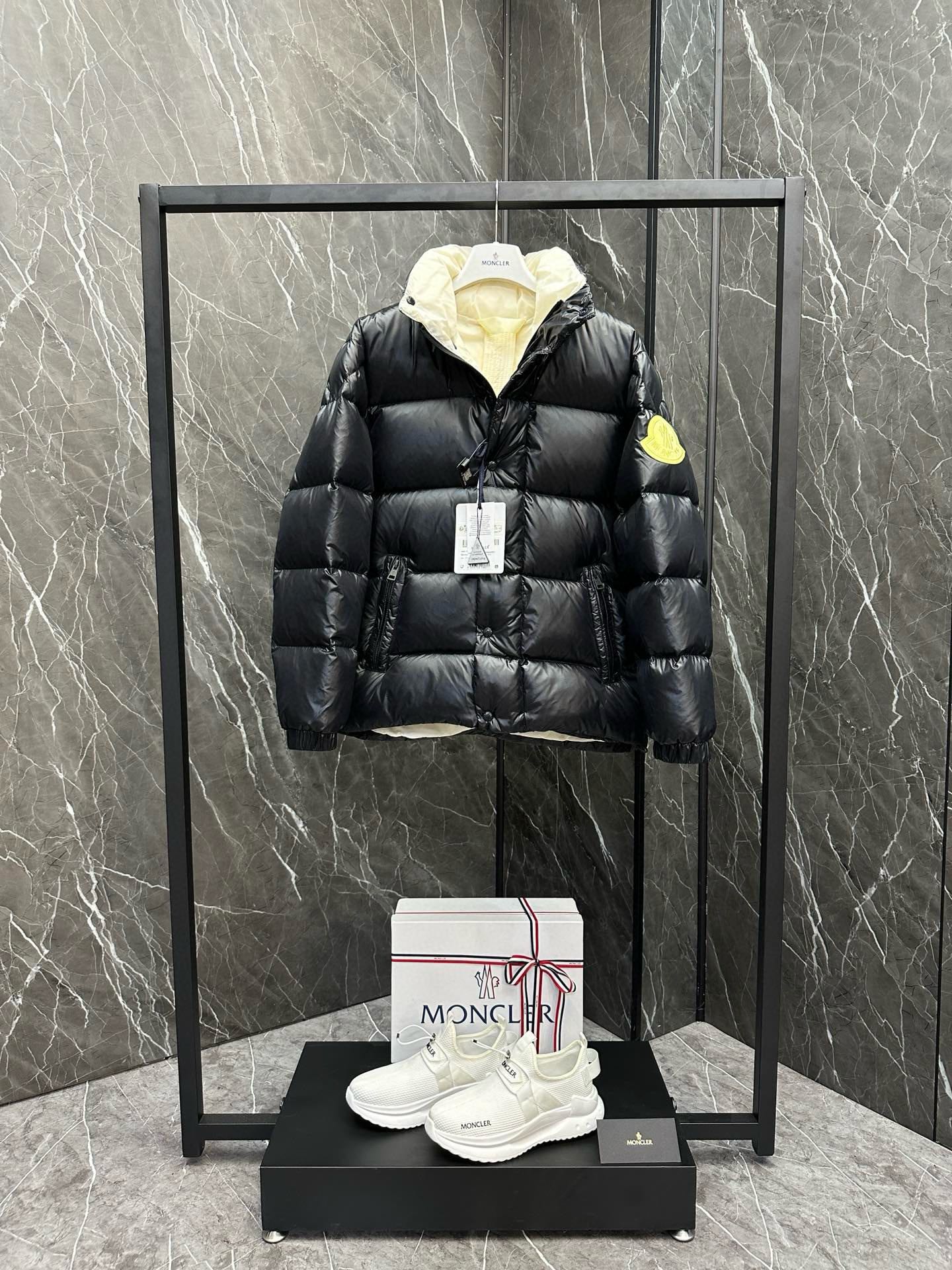 P1440 Extra down ⬆️Moncler Moncler Moncler outono e inverno BESBRE (⚠️24 Nova versão Extra Corrigida Extra) Casaco de penas de ganso leve e solto para homem. -Fabricado em tecido longue saison -Revestimento longue saison -Preenchido com 90 penas de ganso brancas -Fecho com fecho de correr -Bolsos com fecho de correrTamanho: 1-5 -Fábrica de alta costura