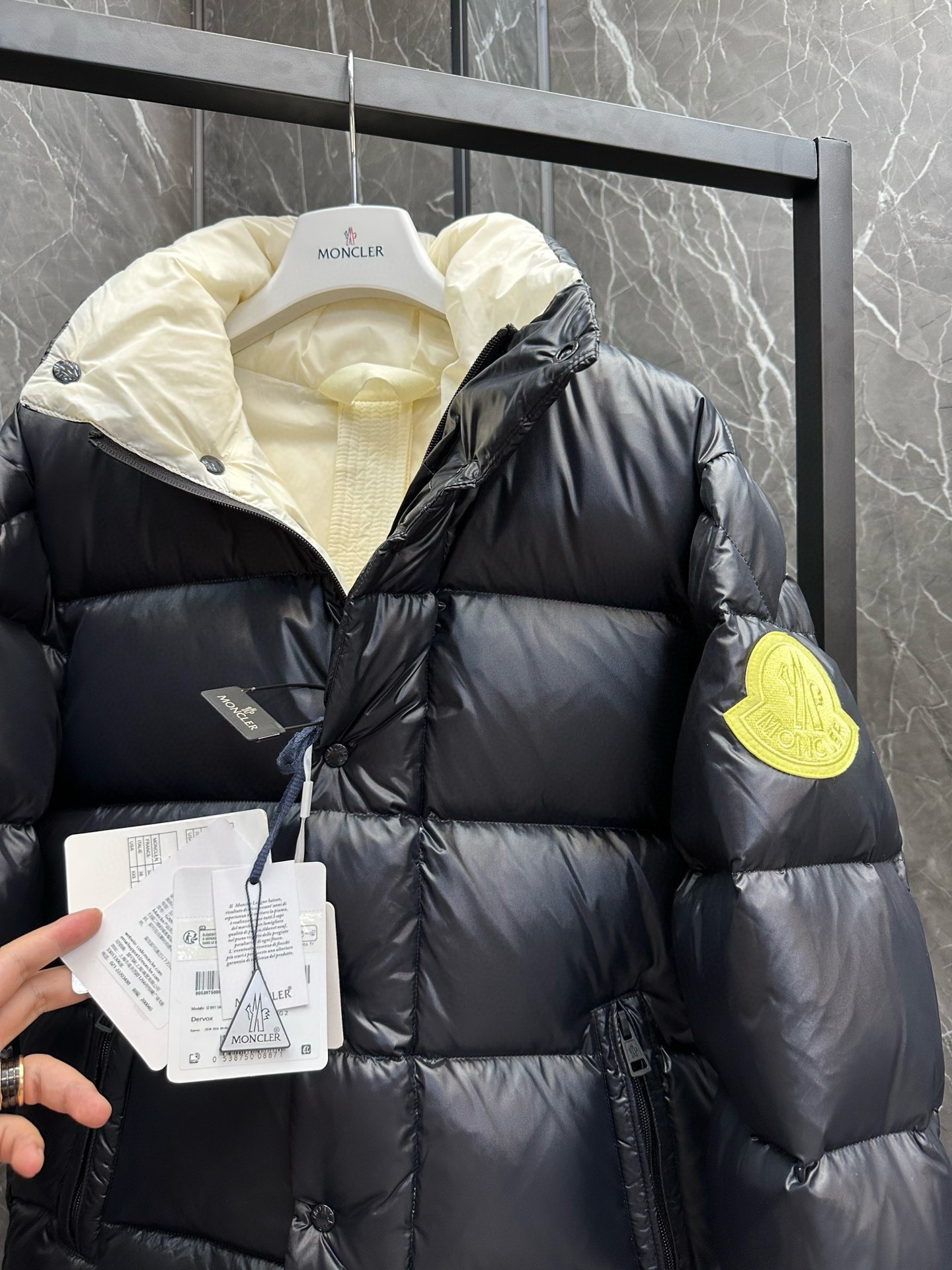 P1440 Extra down ⬆️Moncler Moncler Moncler fall and winter BESBRE (⚠️24 new extra corrected extra version) men's short business loose light goose down jacket . -Made of longue saison fabric -Longue saison lining -Filled with 90 white goose down -Zipper closure -Zipper pocketsSize: 1-5 -High-quality handbags