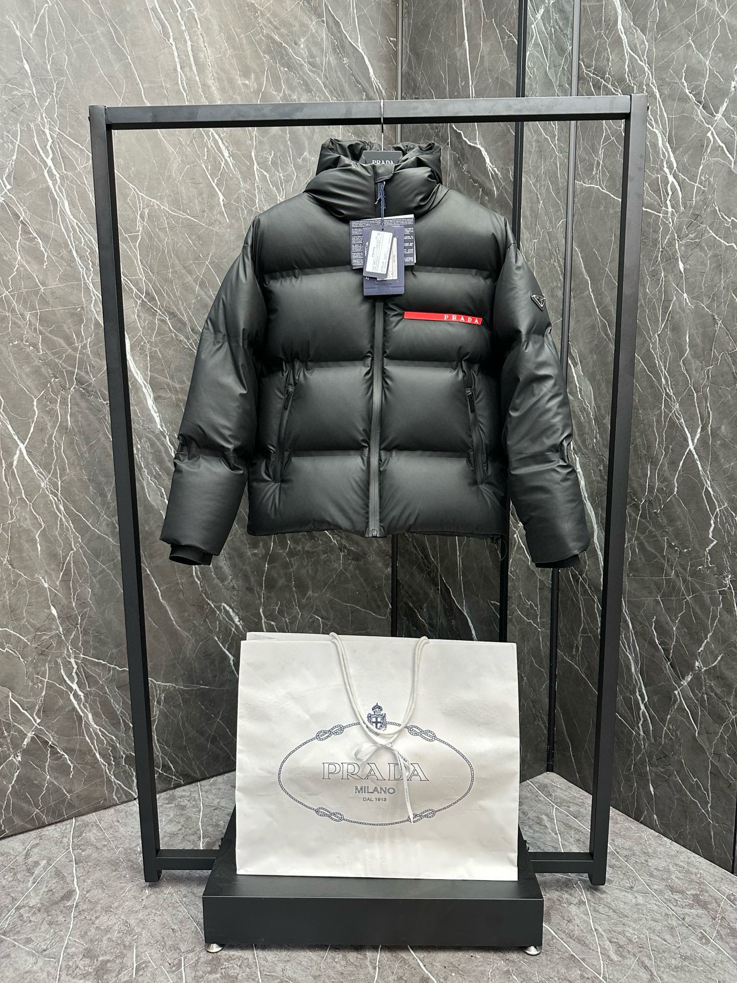 Image [7]-P1440 Down ⬆️ Prada Prada Black Diamond ²⁰²⁴ Black Tech Press-Glued Down Jacket (⚠️ Press-Glued High Version) Winter New High-end customization! Light mature business favorite series minimalist style feather 90 goose down down jacket Fabric comfortable and stylish! The upper body is super stylish handsome version is three-dimensional tailoring design of the whole warm degree of high resilience good upper body warm shape and will not have a sense of weight wearability is very strong does not show bloated can be very good to prevent the cold wind invasion! High-quality first choice! Size:48-56-High-fashion bags