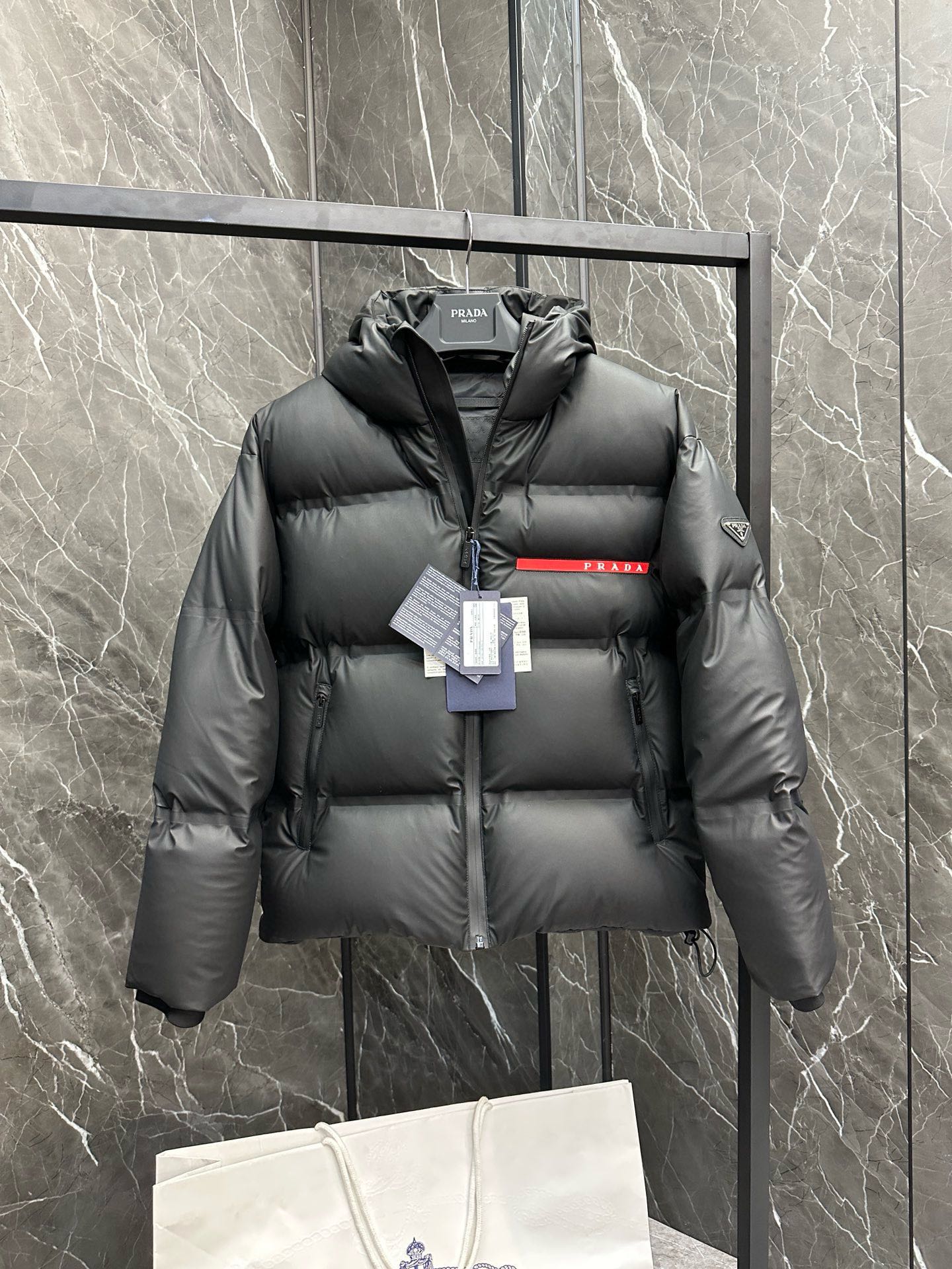 Image [2]-P1440 Down ⬆️ Prada Prada Black Diamond ²⁰²⁴ Black Tech Press-Glued Down Jacket (⚠️ Press-Glued High Version) Winter New High-end customization! Light mature business favorite series minimalist style feather 90 goose down down jacket Fabric comfortable and stylish! The upper body is super stylish handsome version is three-dimensional tailoring design of the whole warm degree of high resilience good upper body warm shape and will not have a sense of weight wearability is very strong does not show bloated can be very good to prevent the cold wind invasion! High-quality first choice! Size:48-56-High-fashion bags